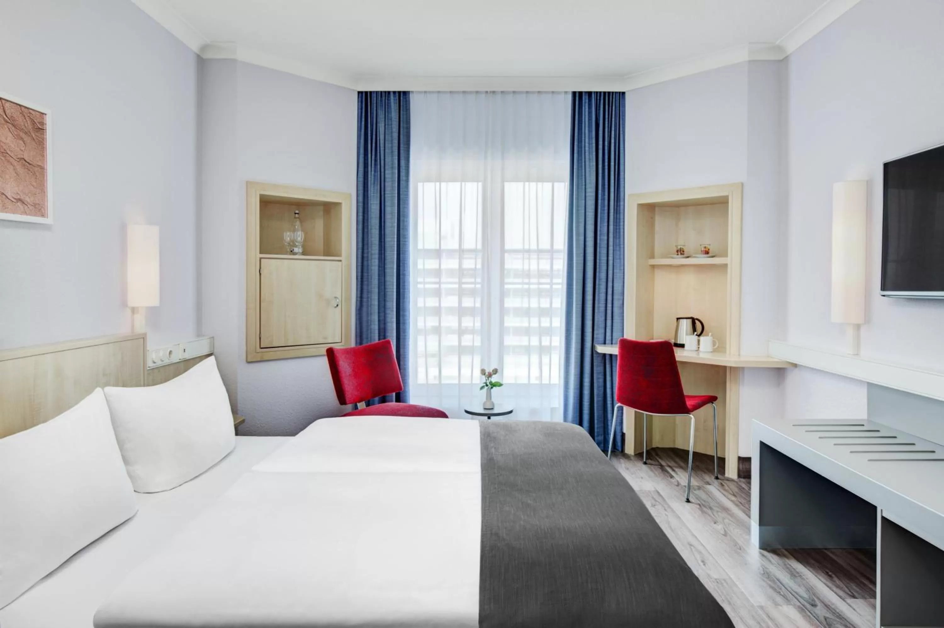 Photo of the whole room, Bed in IntercityHotel Hamburg Altona