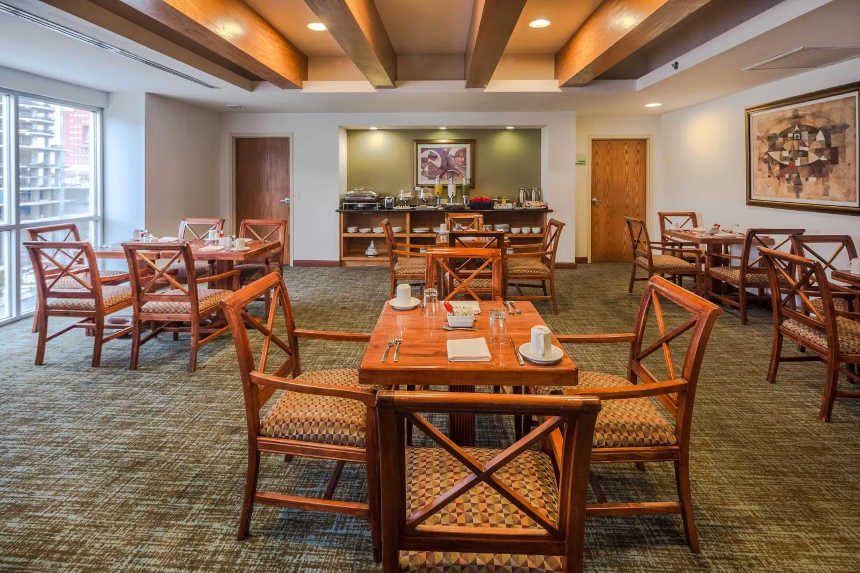 Restaurant/places to eat in Holiday Inn Monterrey Valle by IHG