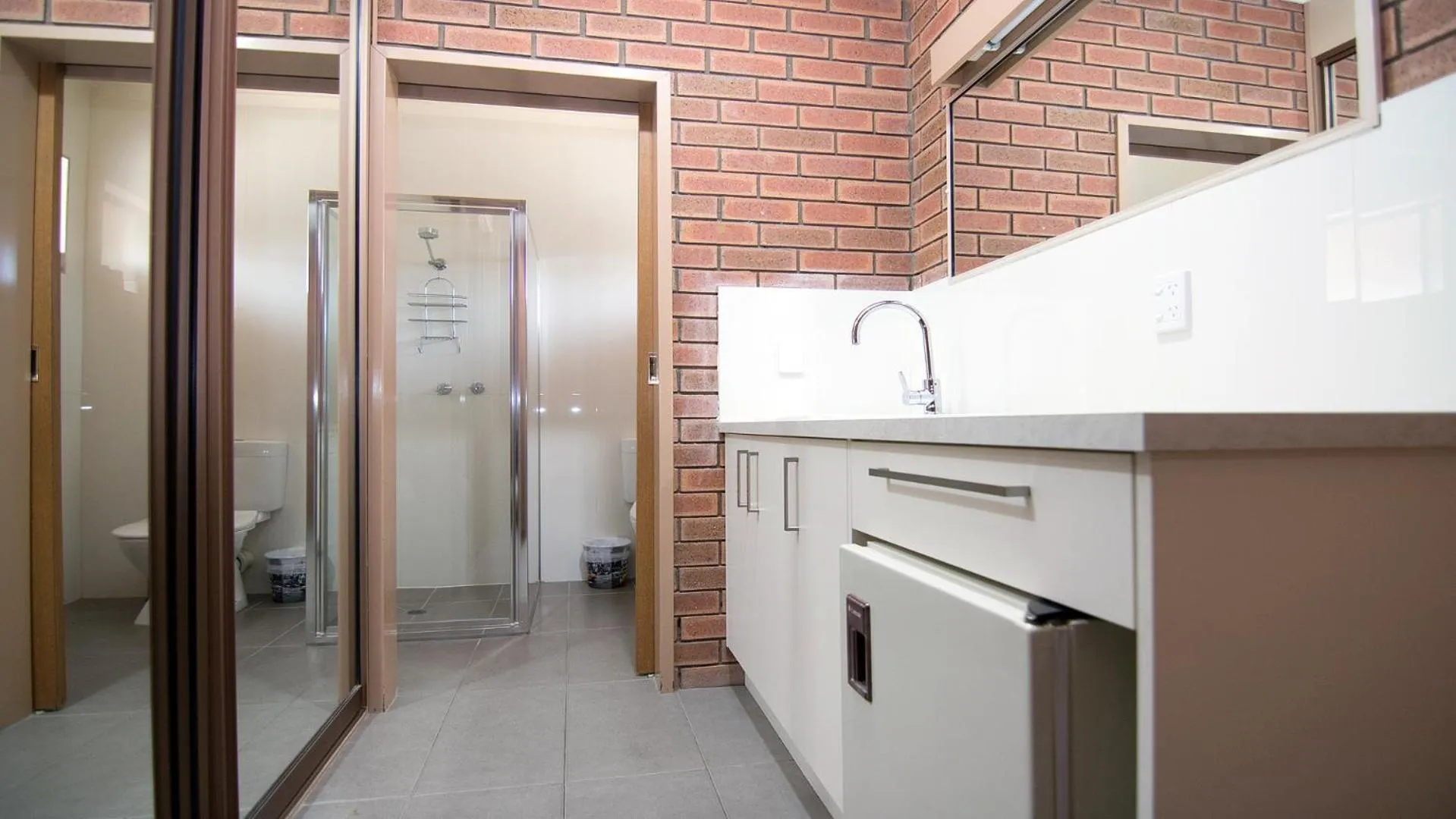 Bathroom in Ashleigh Court Motor Inn