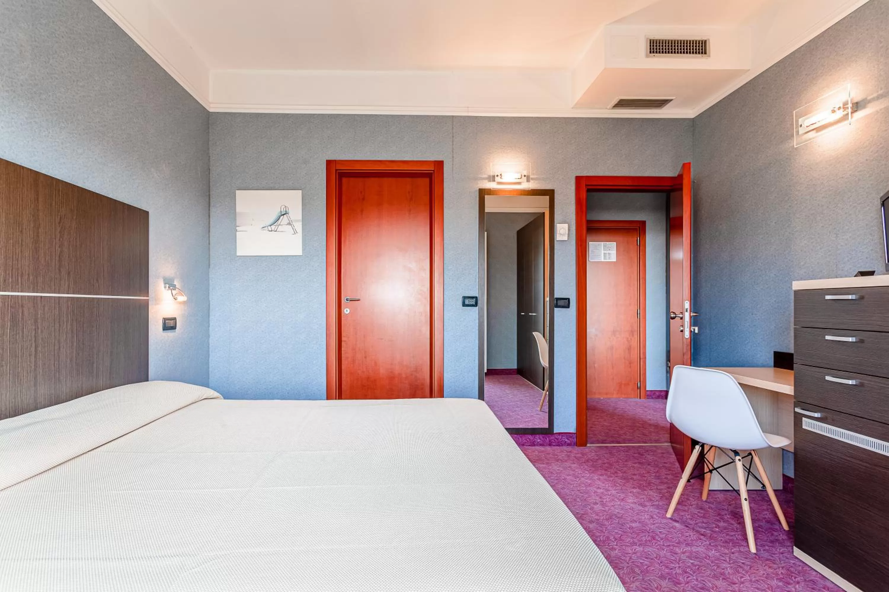 Photo of the whole room, Bed in Residence & Suites