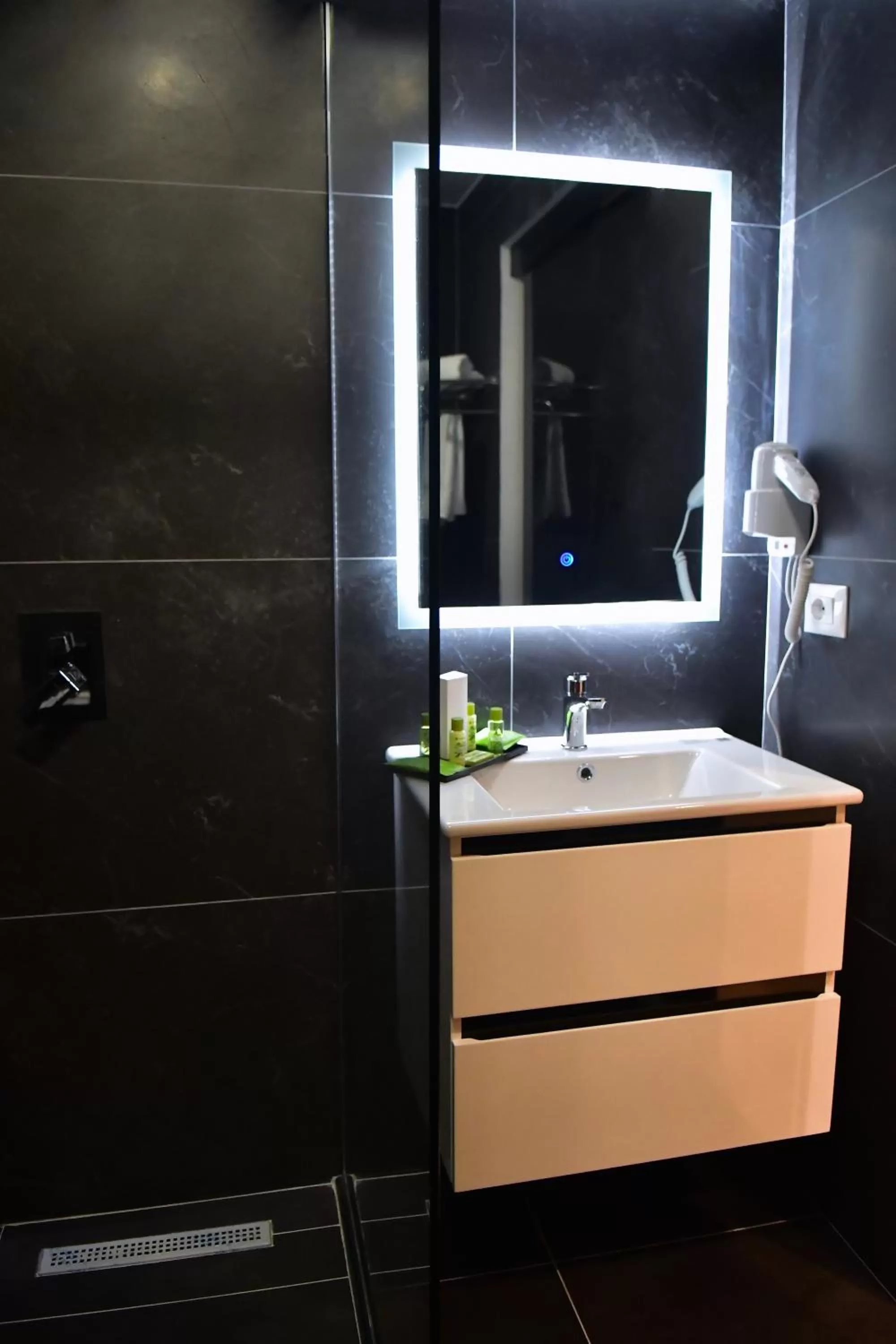 Shower, Bathroom in 313 Villa City Center Hotel