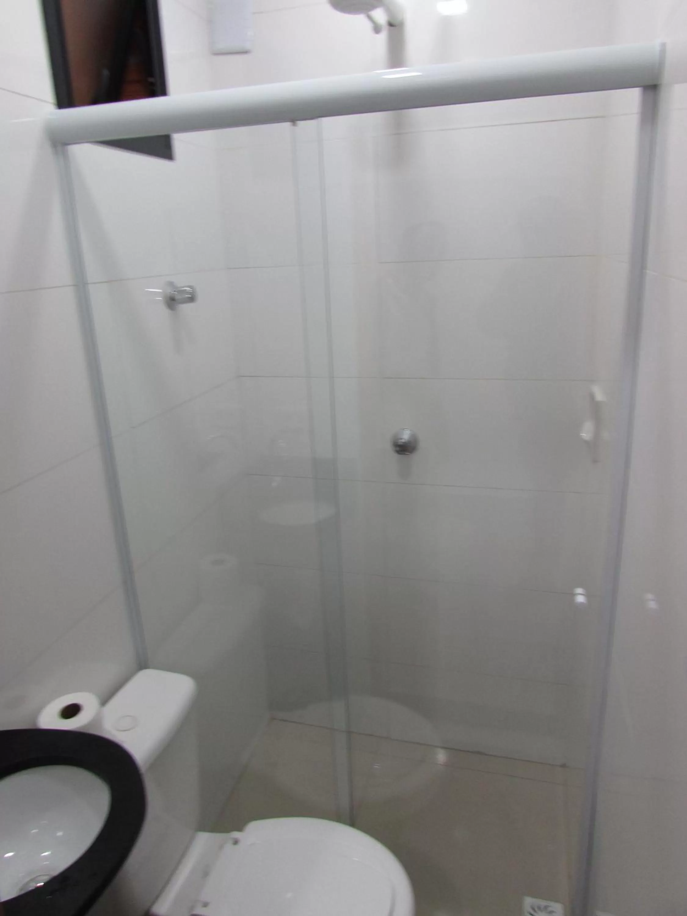 Bathroom in Hotel Monteneve a 2 minutos do Bom Retiro, a 8 minutos da 25 de Março a 100 metros da estação de trem para Aeroporto Internacional de Guarulhos