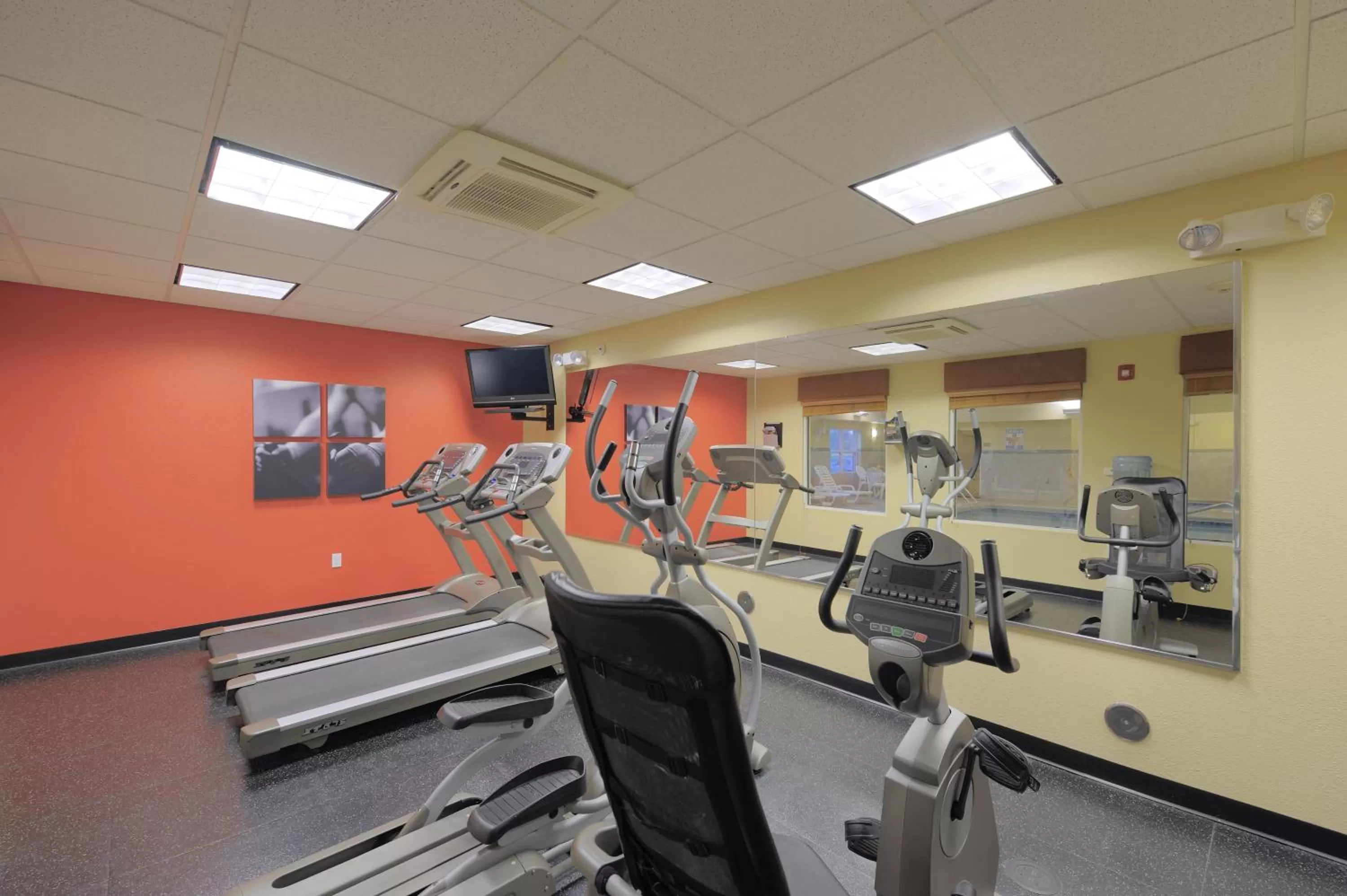 Fitness centre/facilities in Country Inn & Suites by Radisson, Rossford - Toledo South