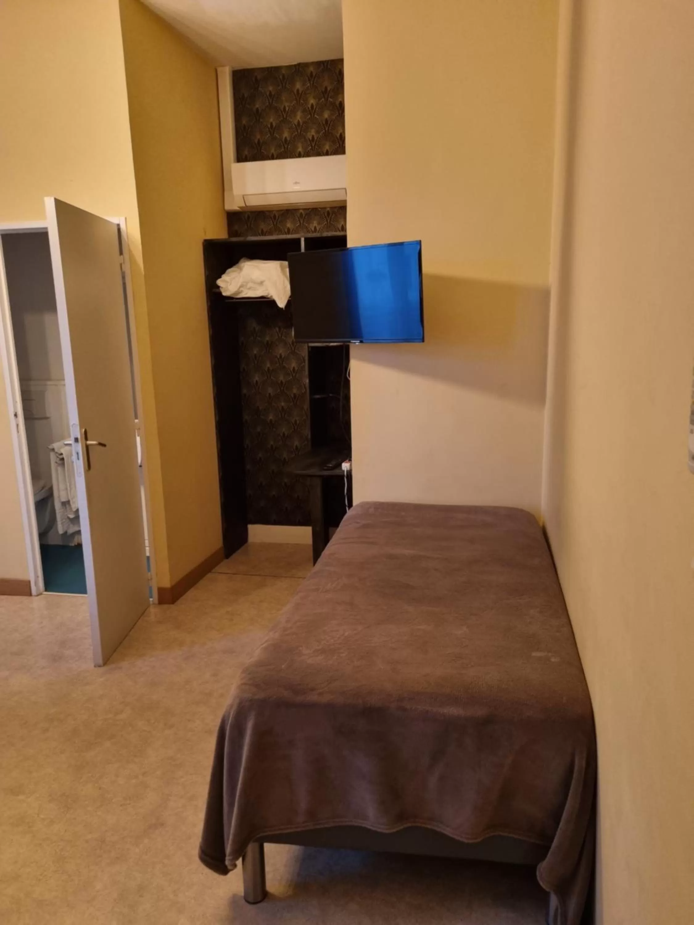 Bed in Hotel Café de la Gare