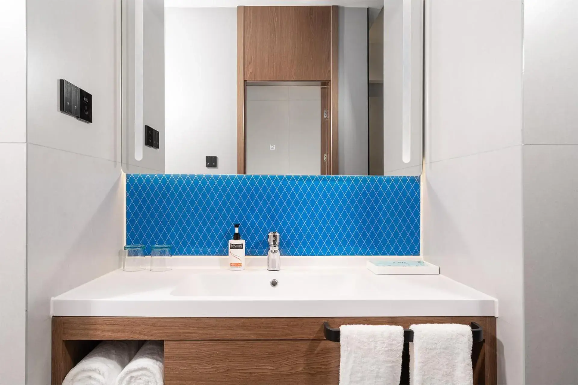 Double Room with Mobility Accessible Roll In Shower in Holiday Inn Express Nanning Convention&Exhibition Double Room with Mobility Accessible Roll In Shower in Holiday Inn Express Nanning Convention&Exhibition