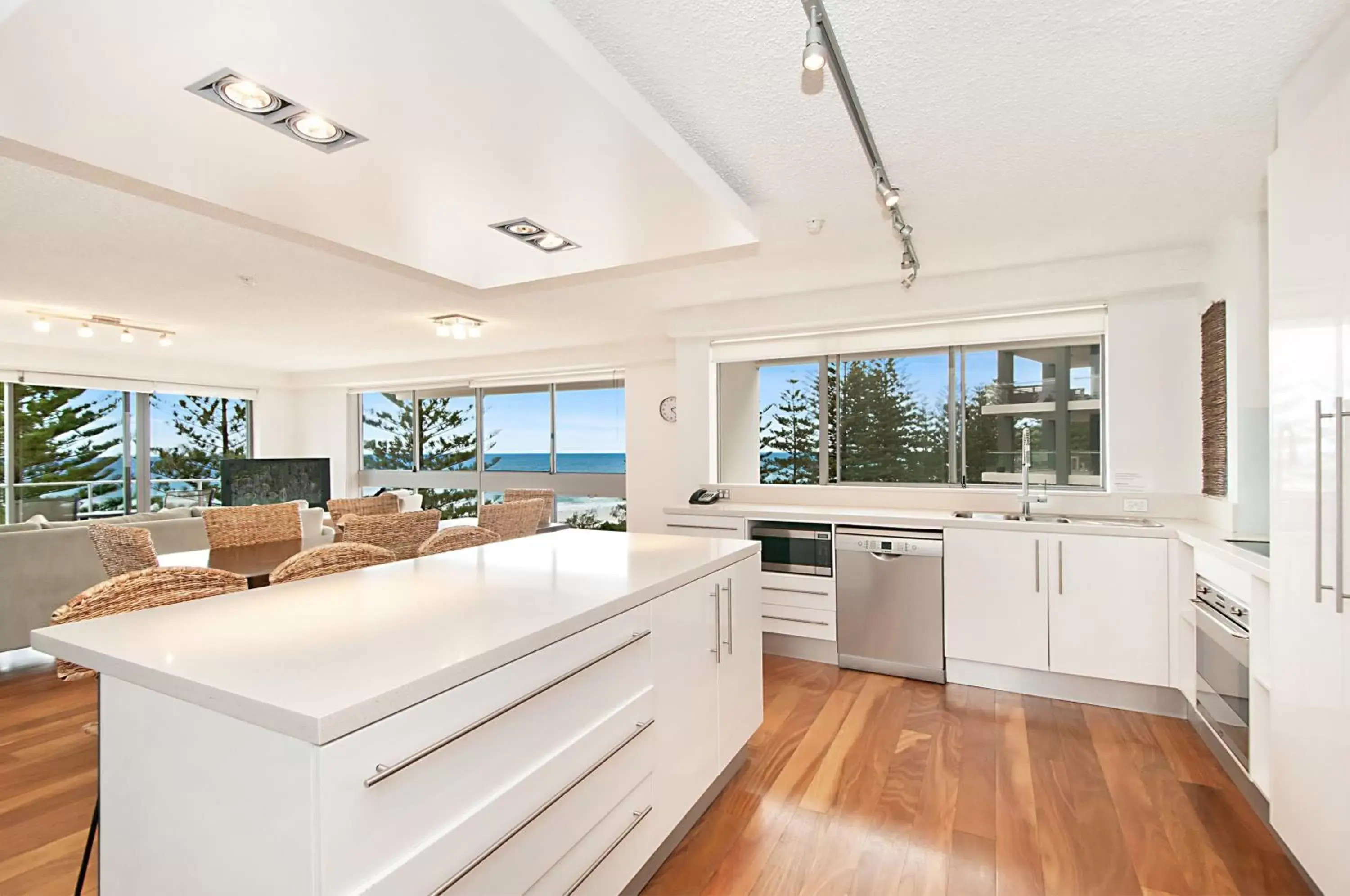 Superior Three-Bedroom Apartment with Air-conditoning and Ocean View in Solnamara Beachfront Apartments Superior Three-Bedroom Apartment with Air-conditoning and Ocean View in Solnamara Beachfront Apartments