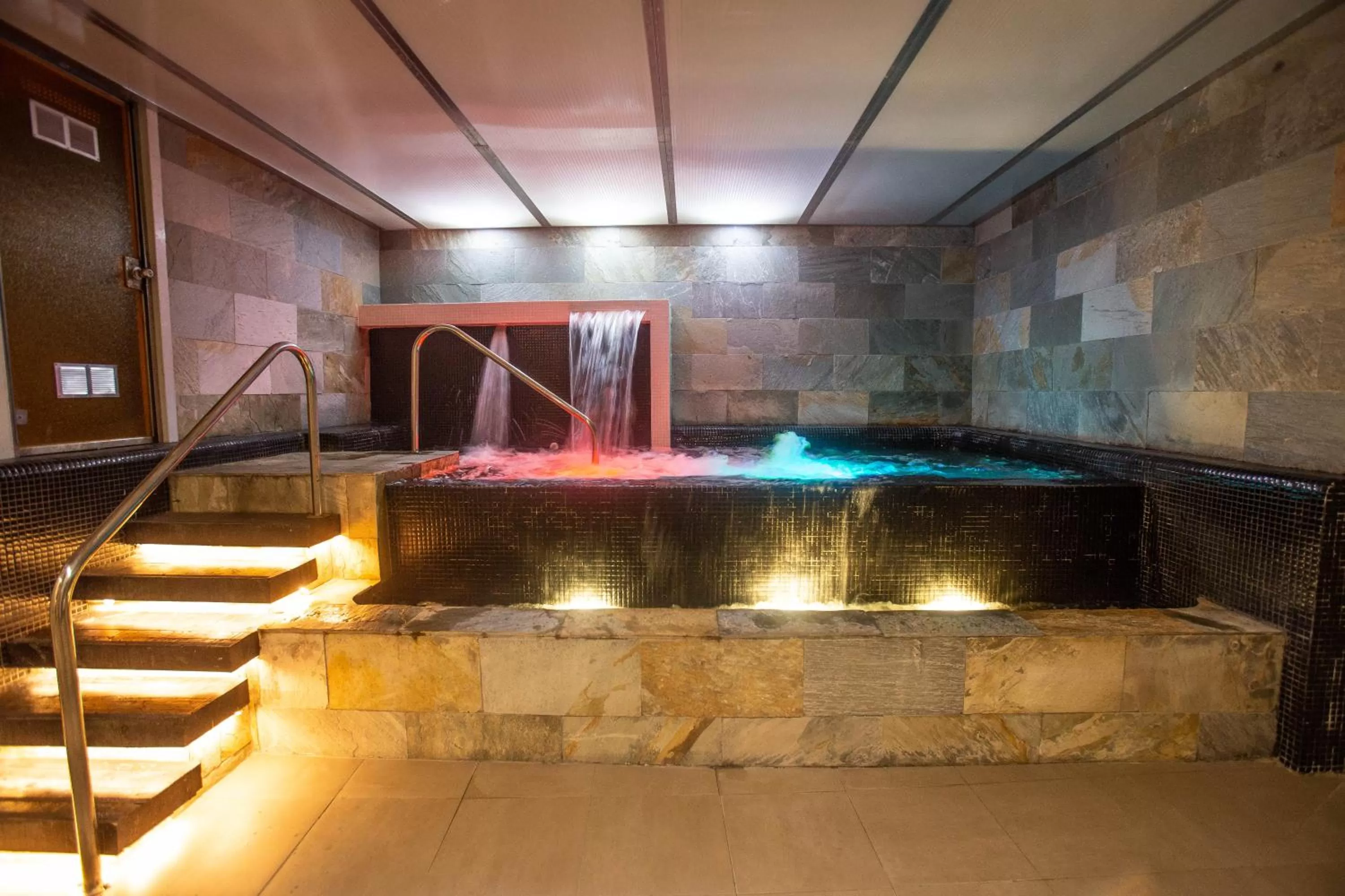 Hot Tub in Soho Boutique Capuchinos & Spa