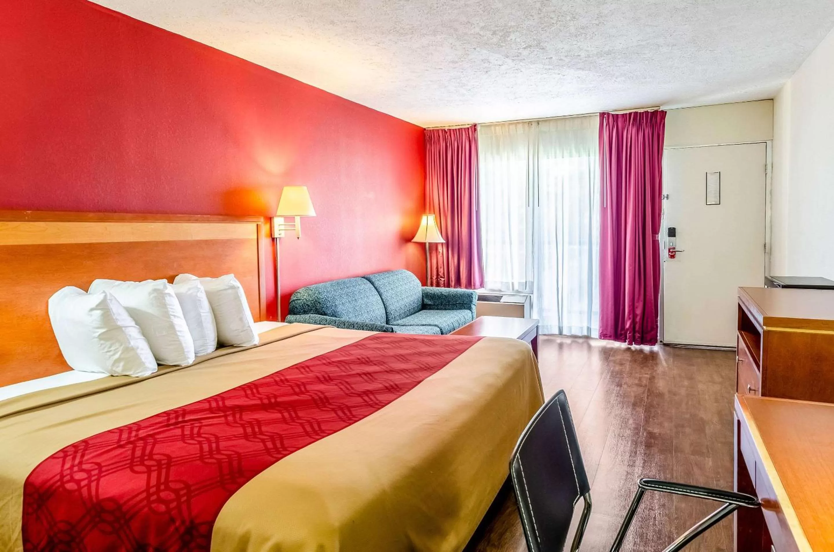 Photo of the whole room, Bed in Econo Lodge Martinsville