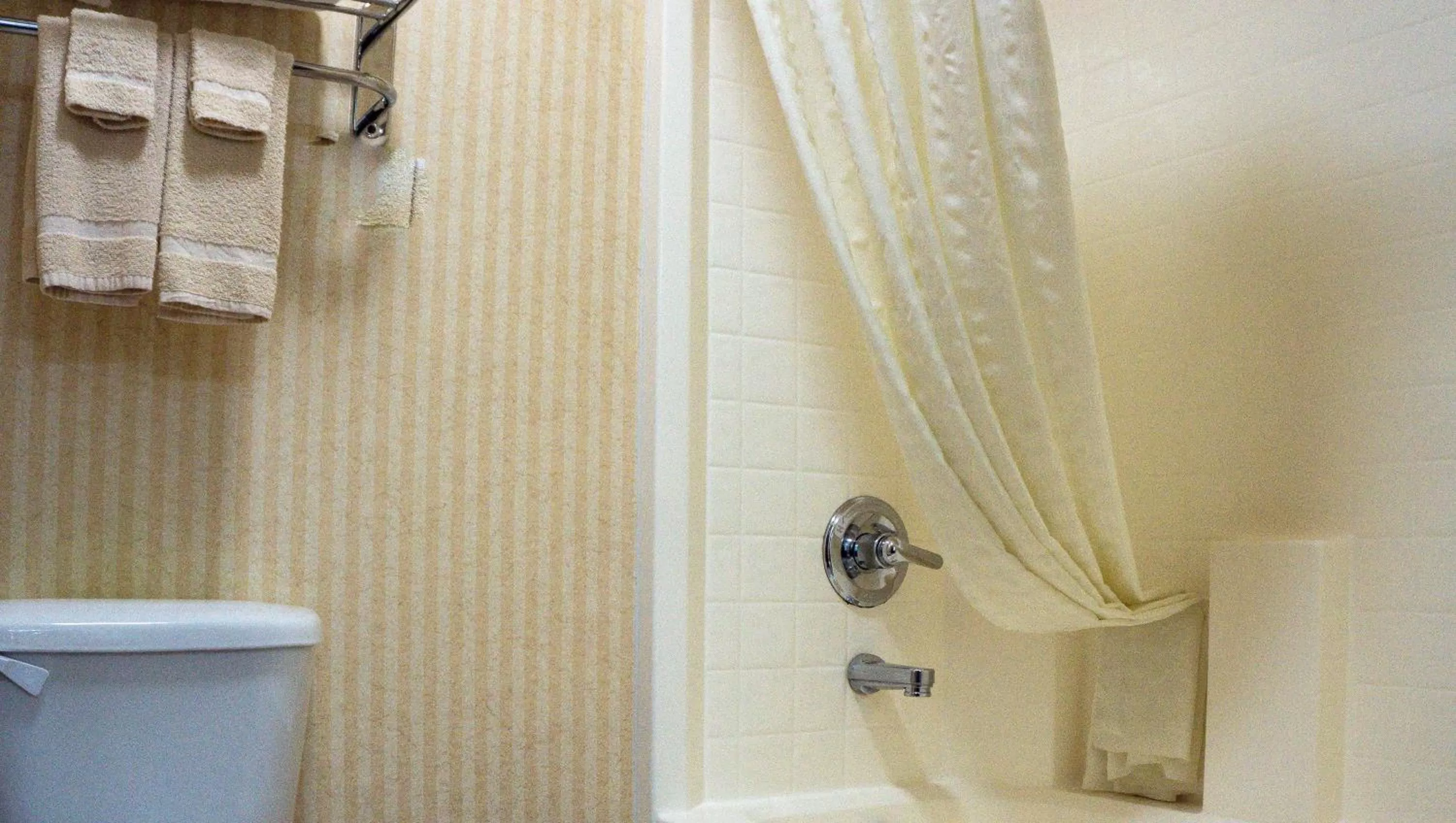 Shower in Clatskanie River Inn