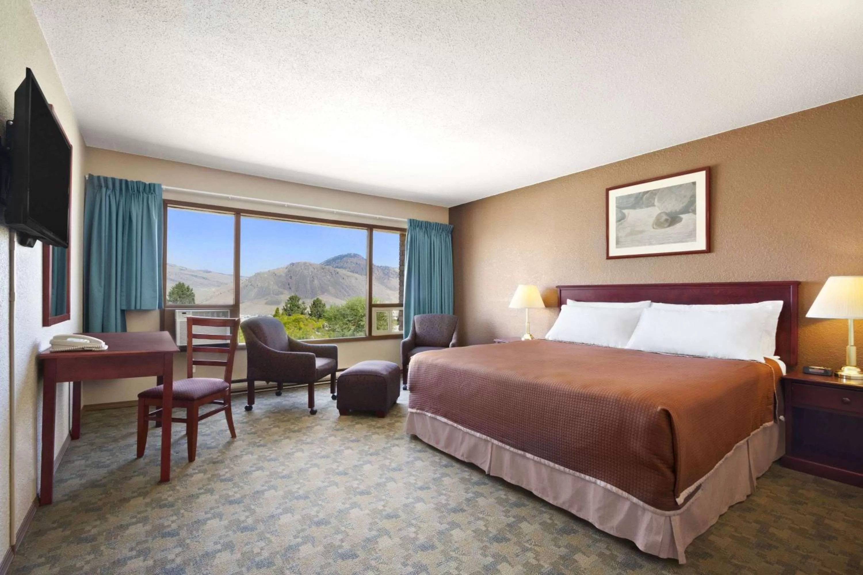 Photo of the whole room, Bed in Knights Inn Kamloops