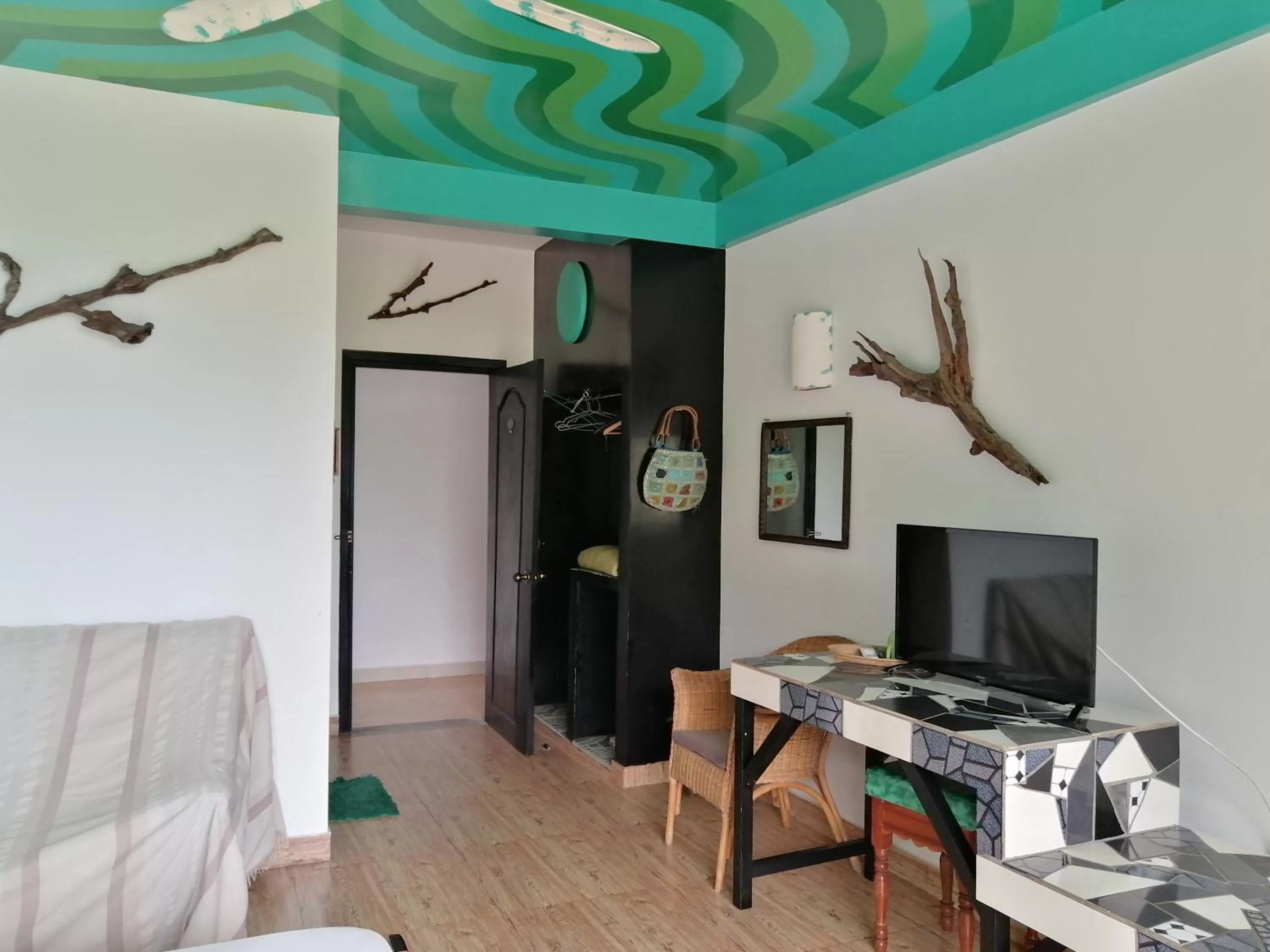 Bathroom, TV/Entertainment Center in Hotel de la Plage