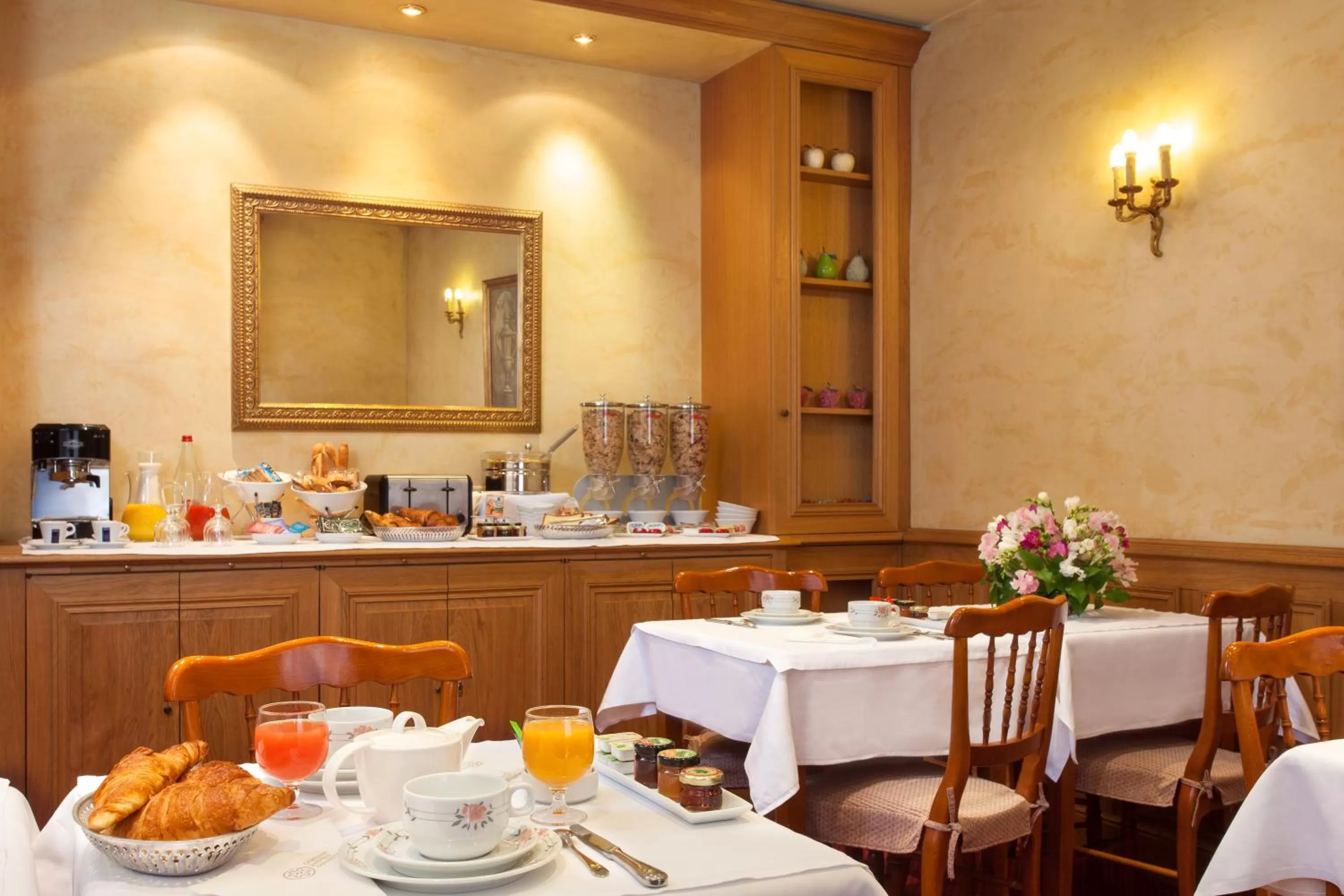 Restaurant/places to eat in Hôtel de Sévigné