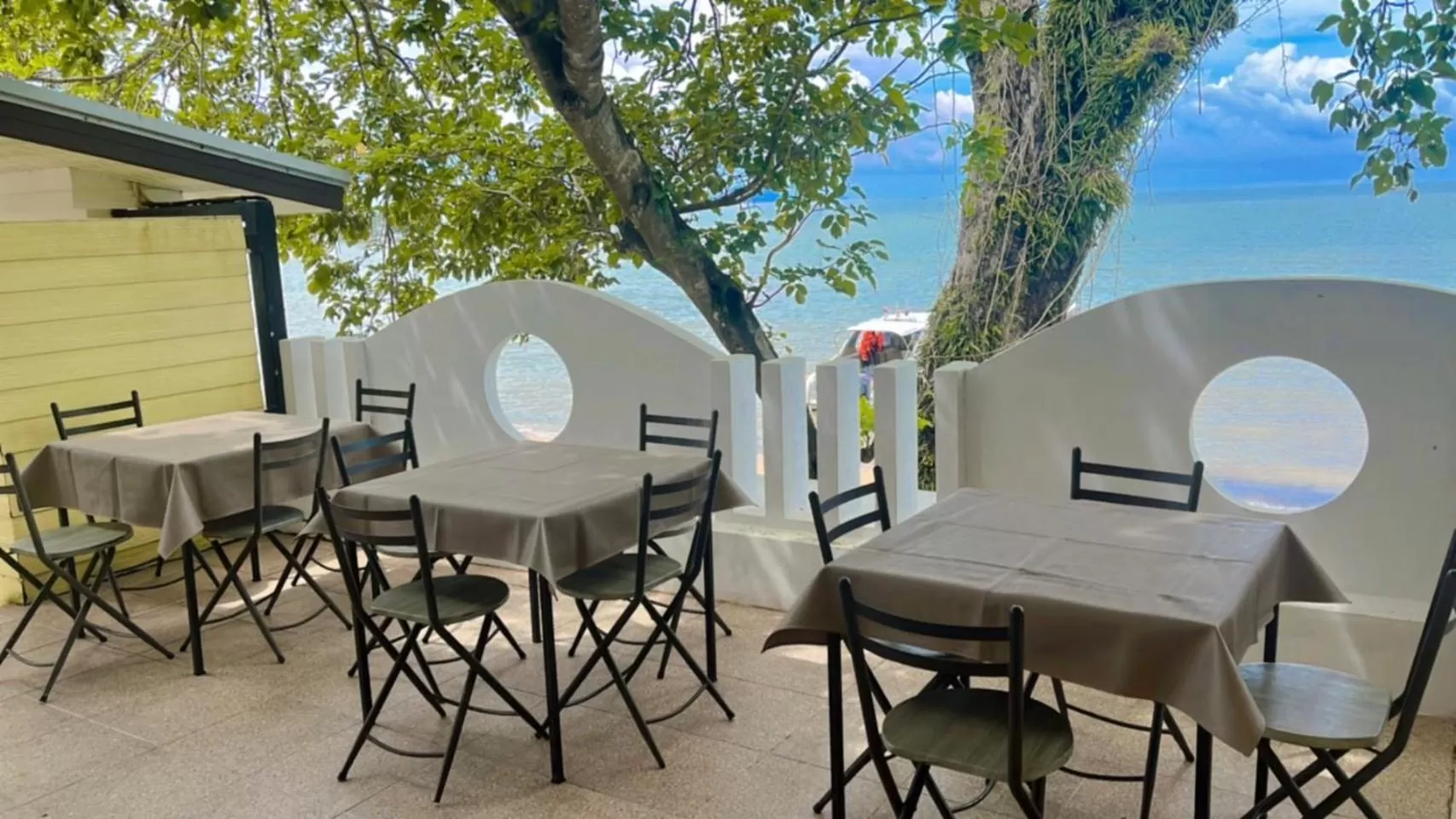 Restaurant/places to eat in Anyavee Chom By The Sea