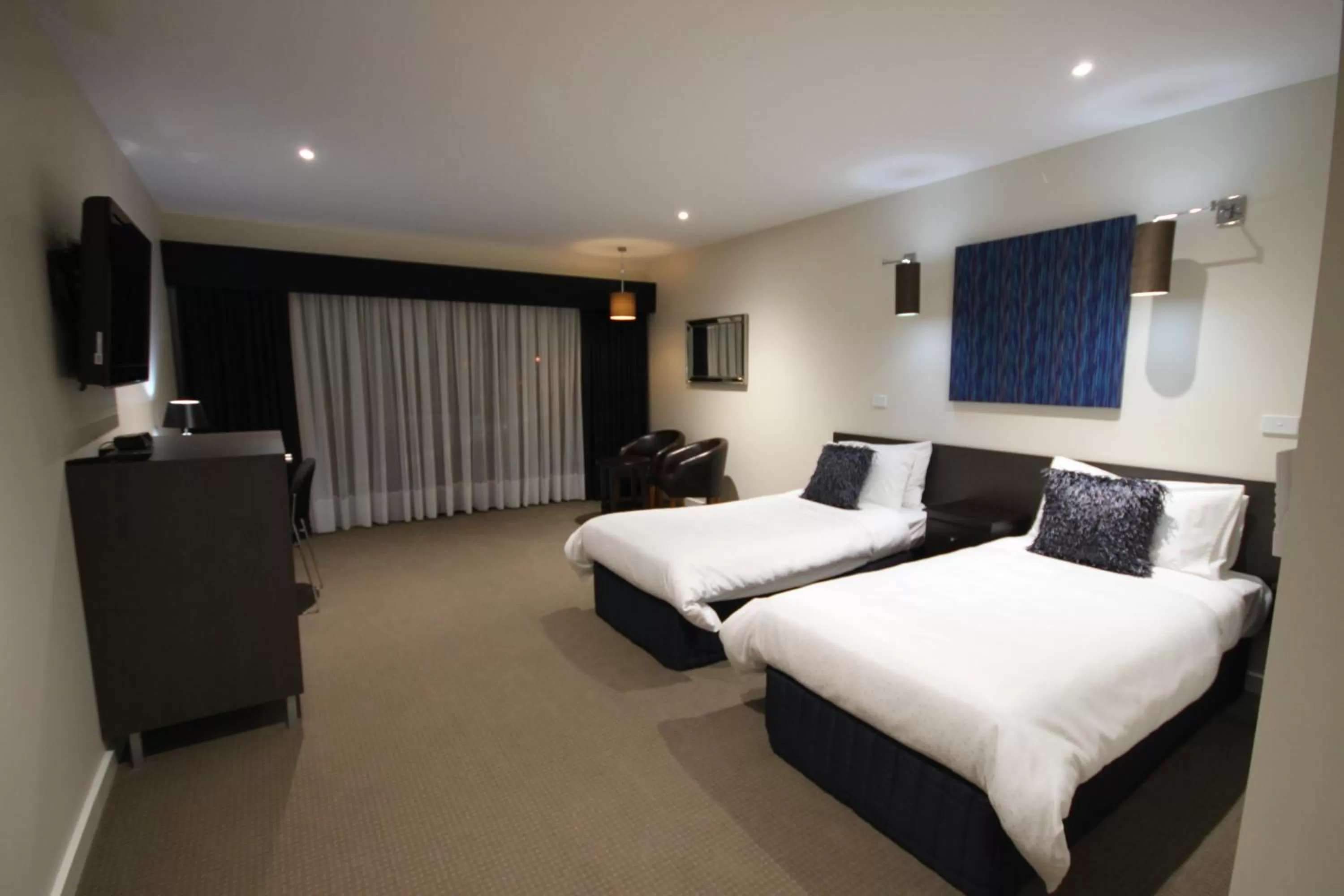 Photo of the whole room, Bed in Hogans Motel