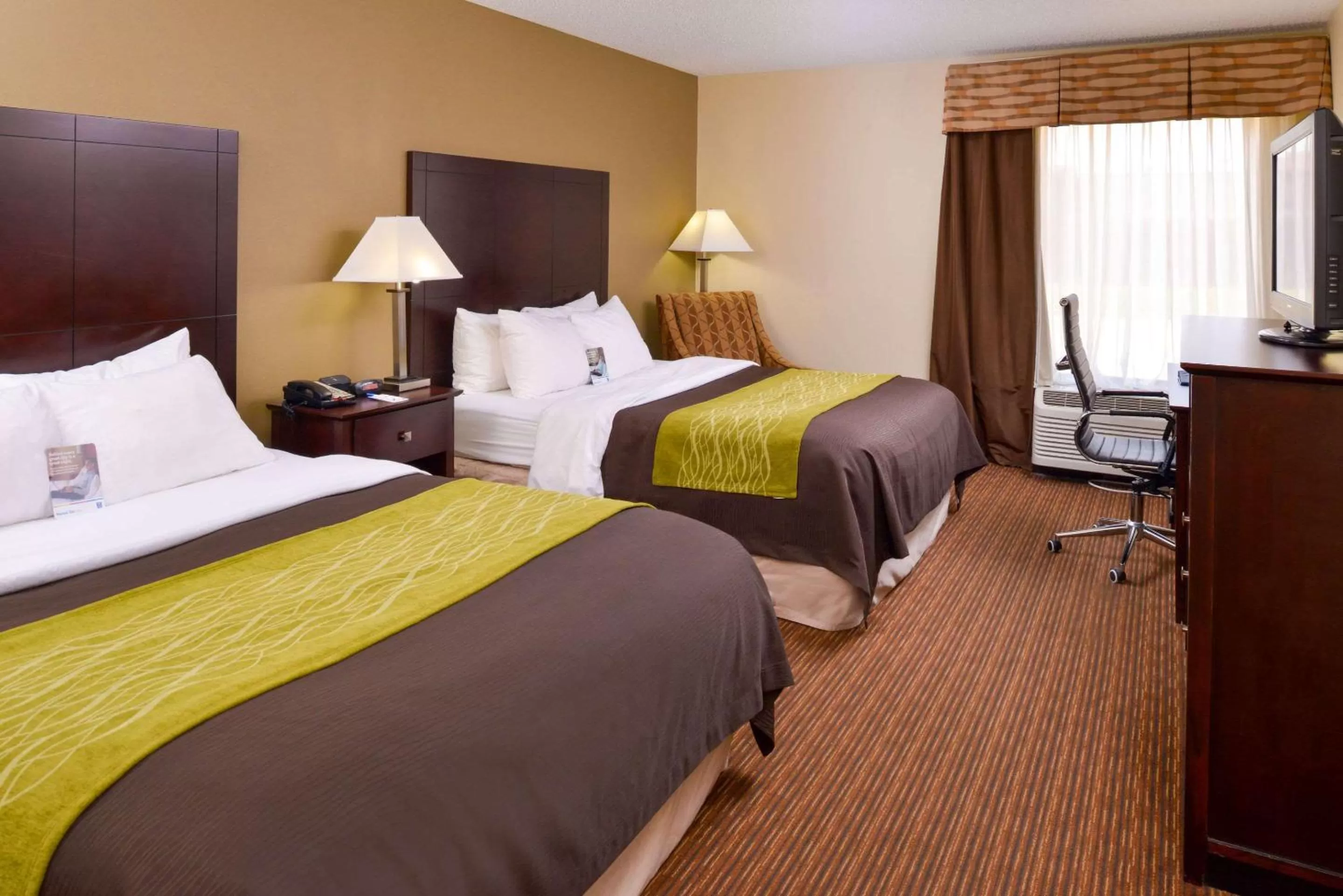 Photo of the whole room, Bed in Holiday Inn Express & Suites Joplin Southeast by IHG