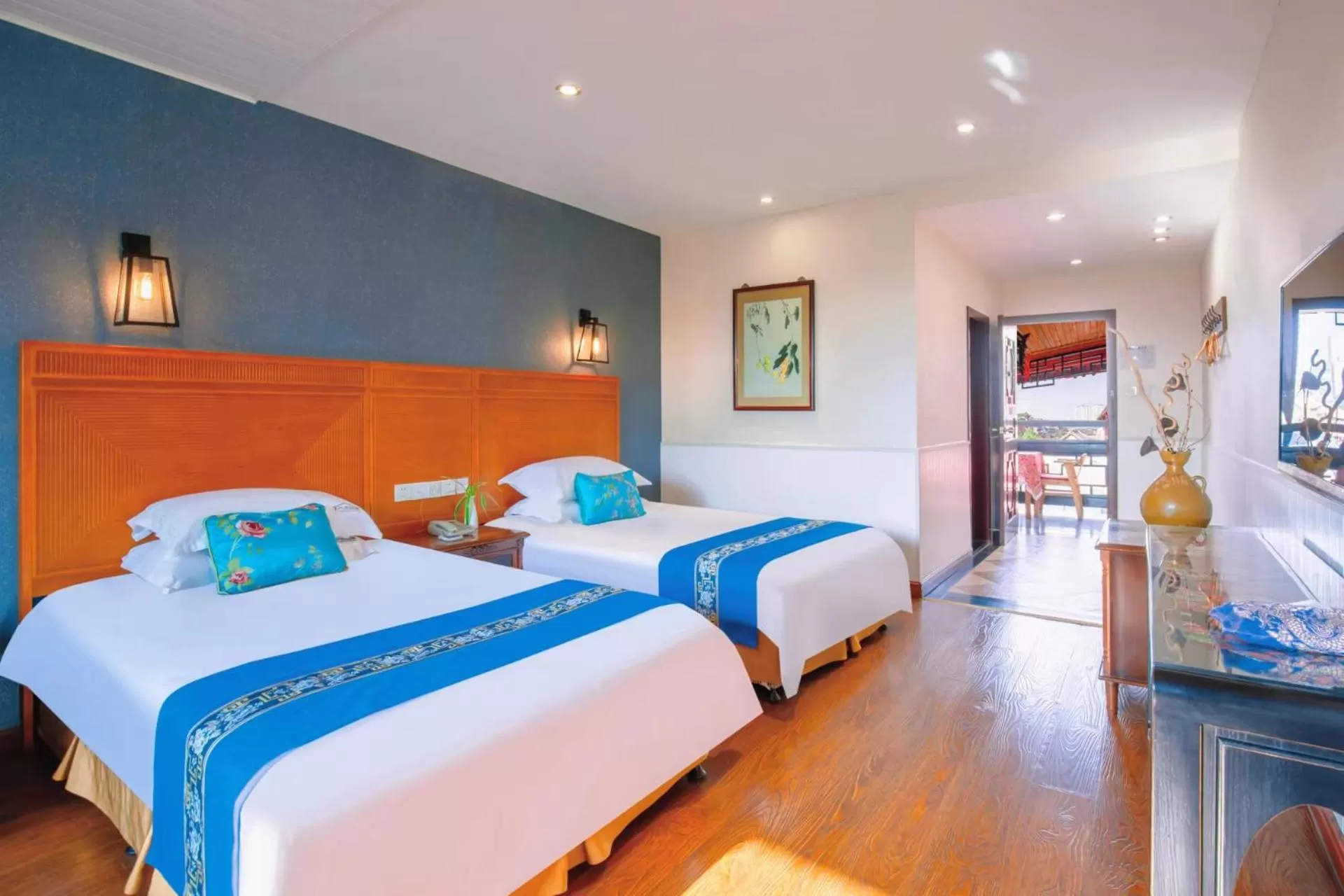 Bed in Wenjun Courtyard Hotel---3mins walk from Tonghuimen metro station ,next to People`s Park, fluent English service ,travel agency