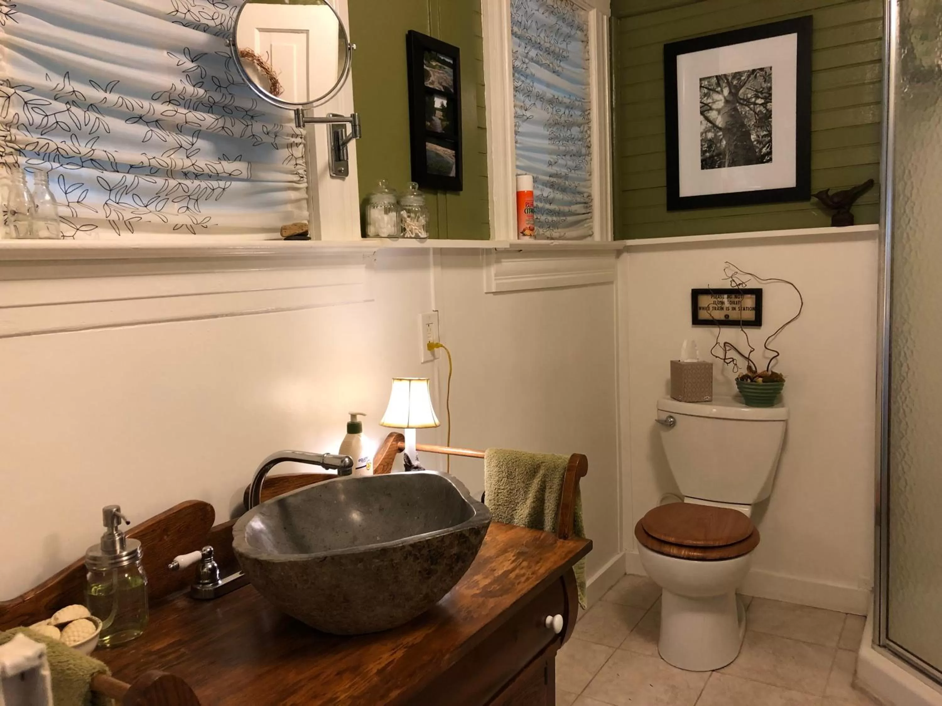 Bathroom in Magnolia House & Gardens B&B