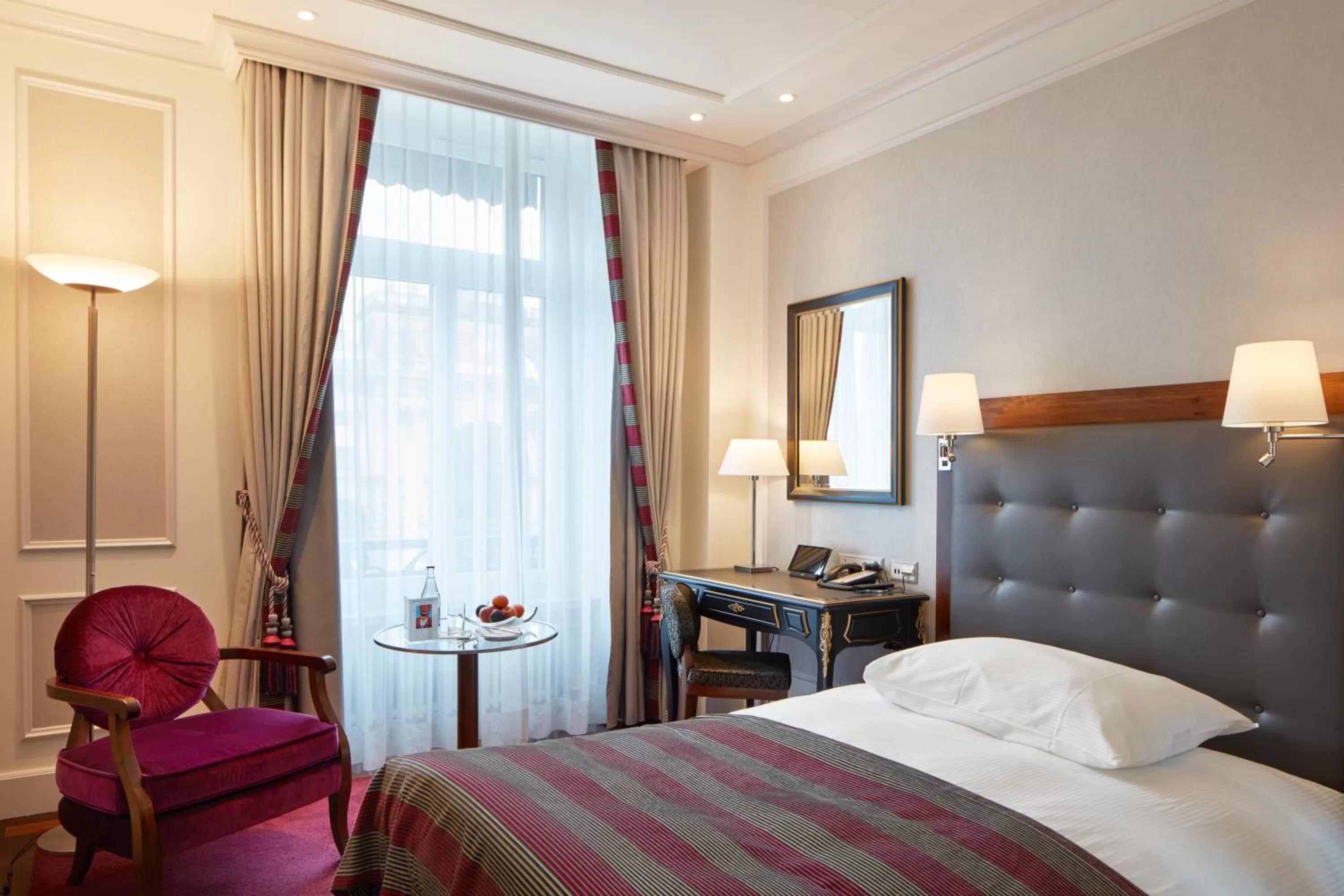 Bed in Hotel Schweizerhof Zürich