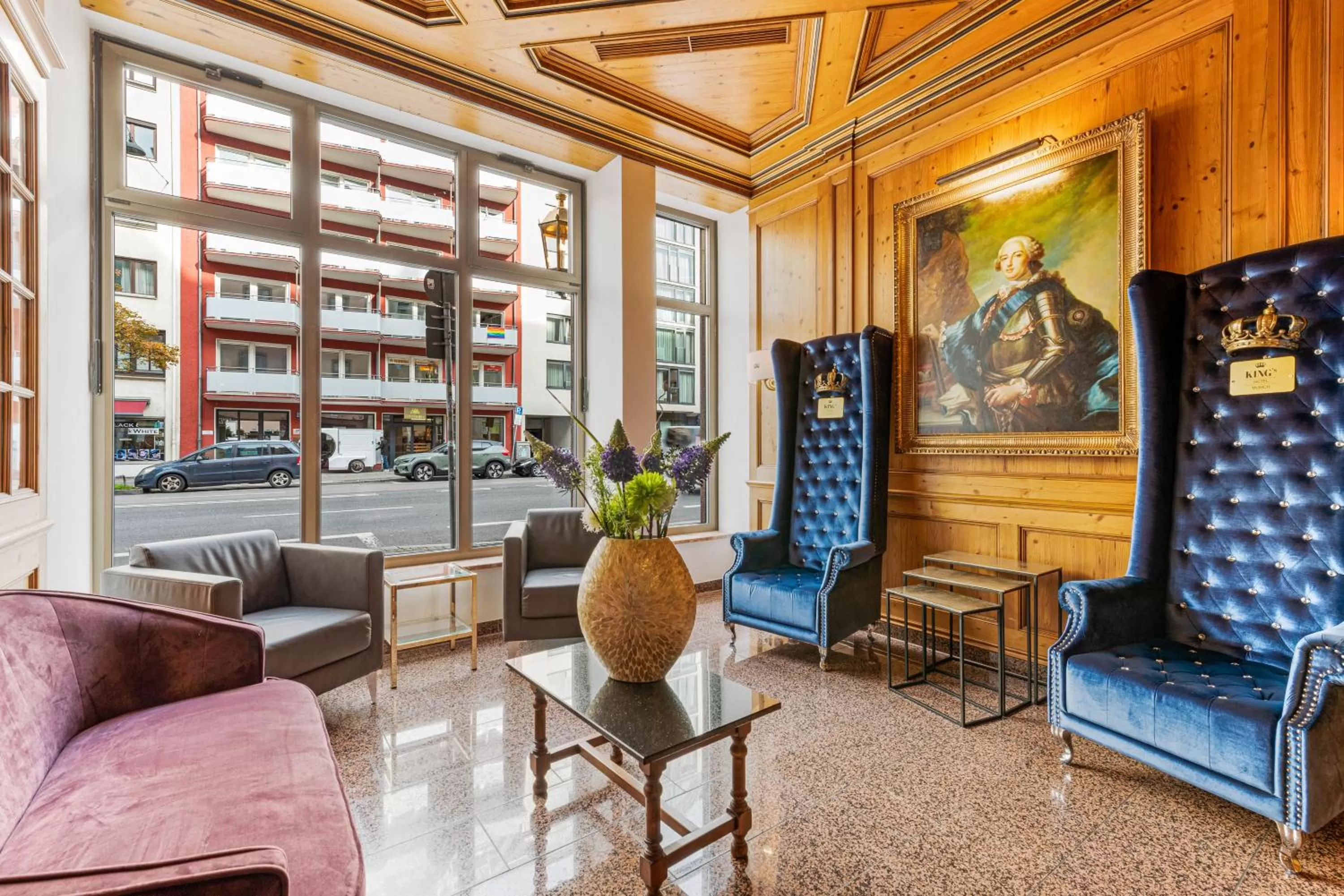 Seating area in King's Hotel Center Superior