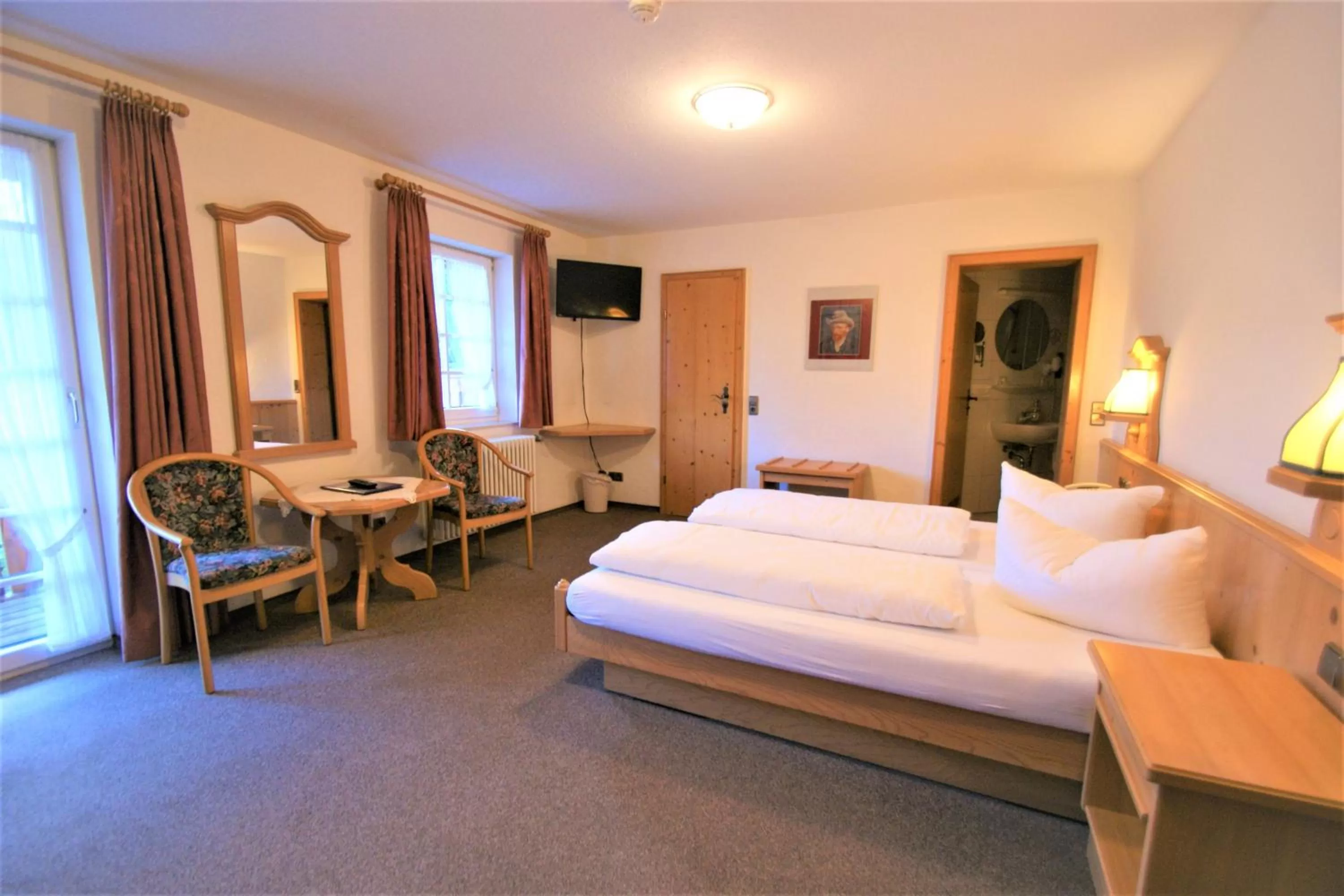 Photo of the whole room, Bed in ZUR TRAUBE Schwarzwaldhotel & Restaurant am Titisee