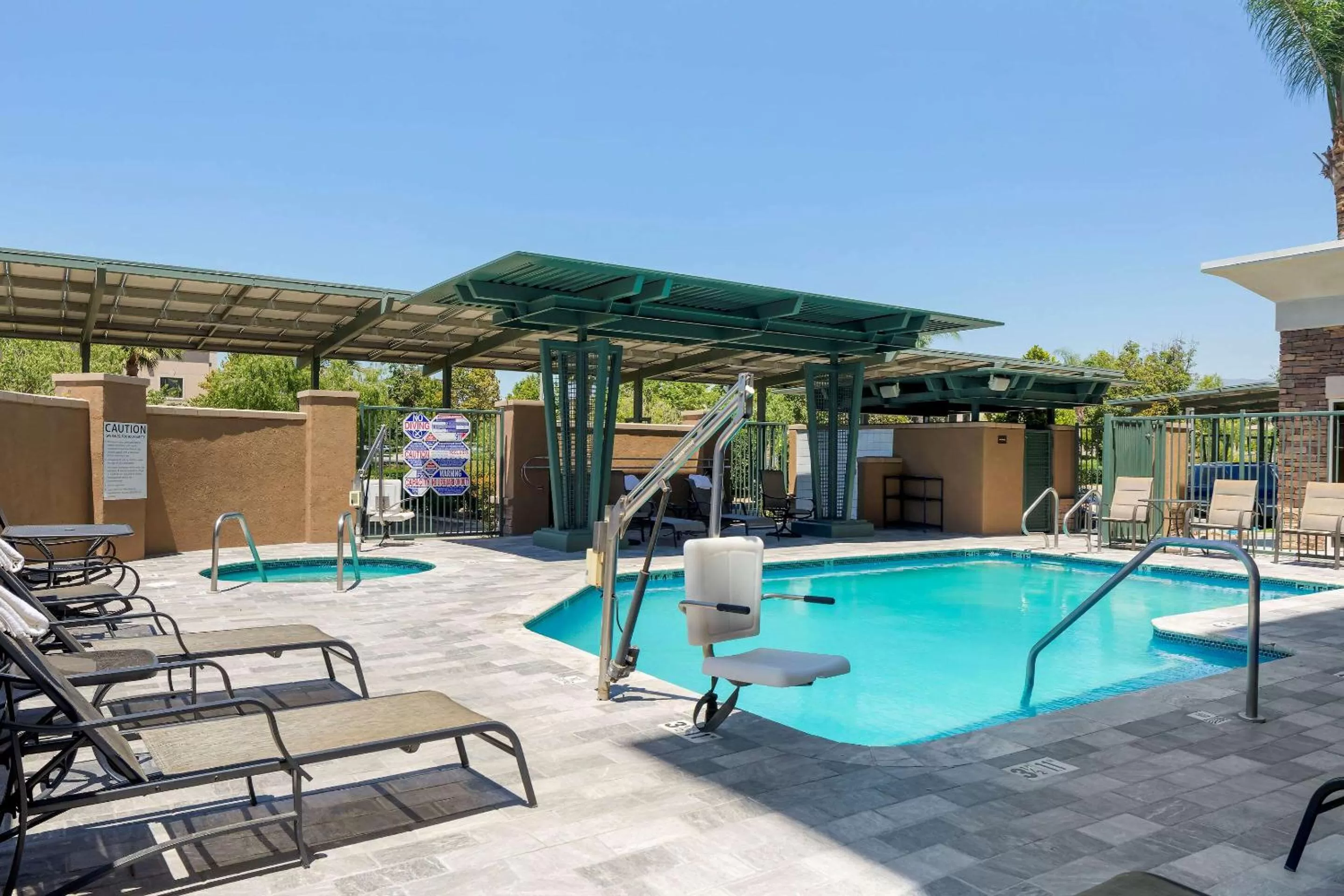 Swimming pool in Comfort Suites Ontario Airport Convention Center