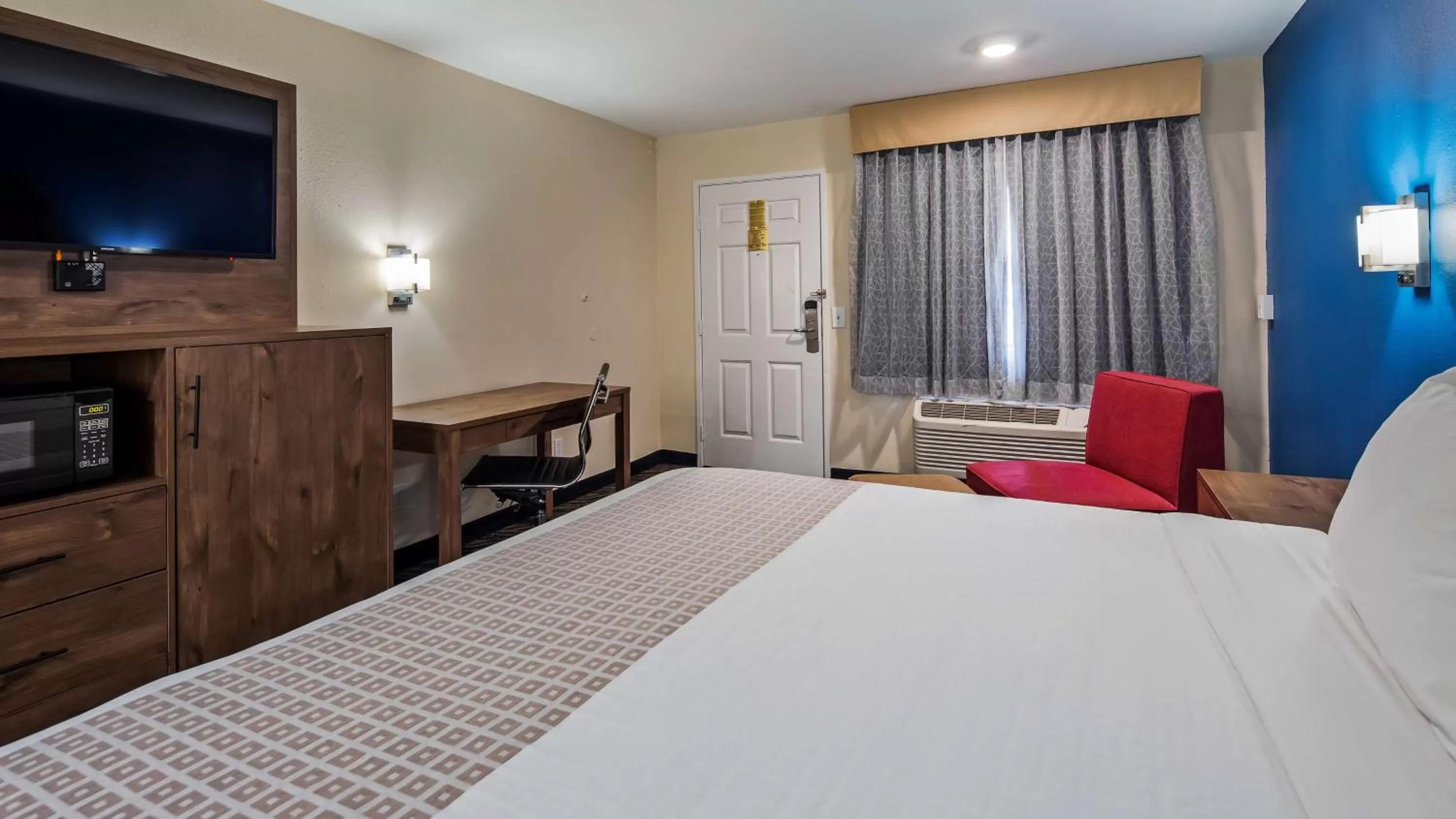 Bedroom, Bed in SureStay Plus Hotel by Best Western Hesperia