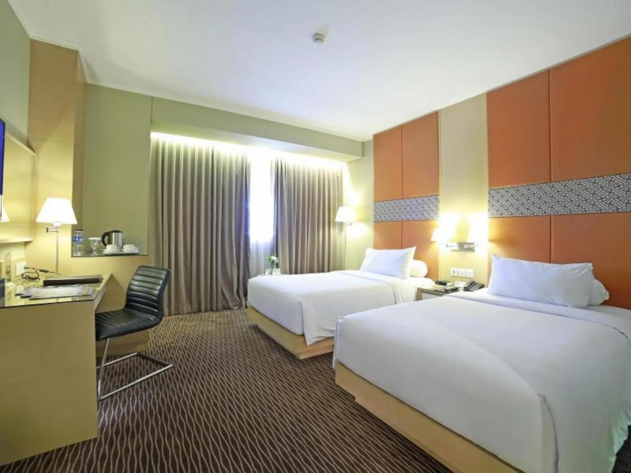 Photo of the whole room, Bed in All Sedayu Hotel Kelapa Gading