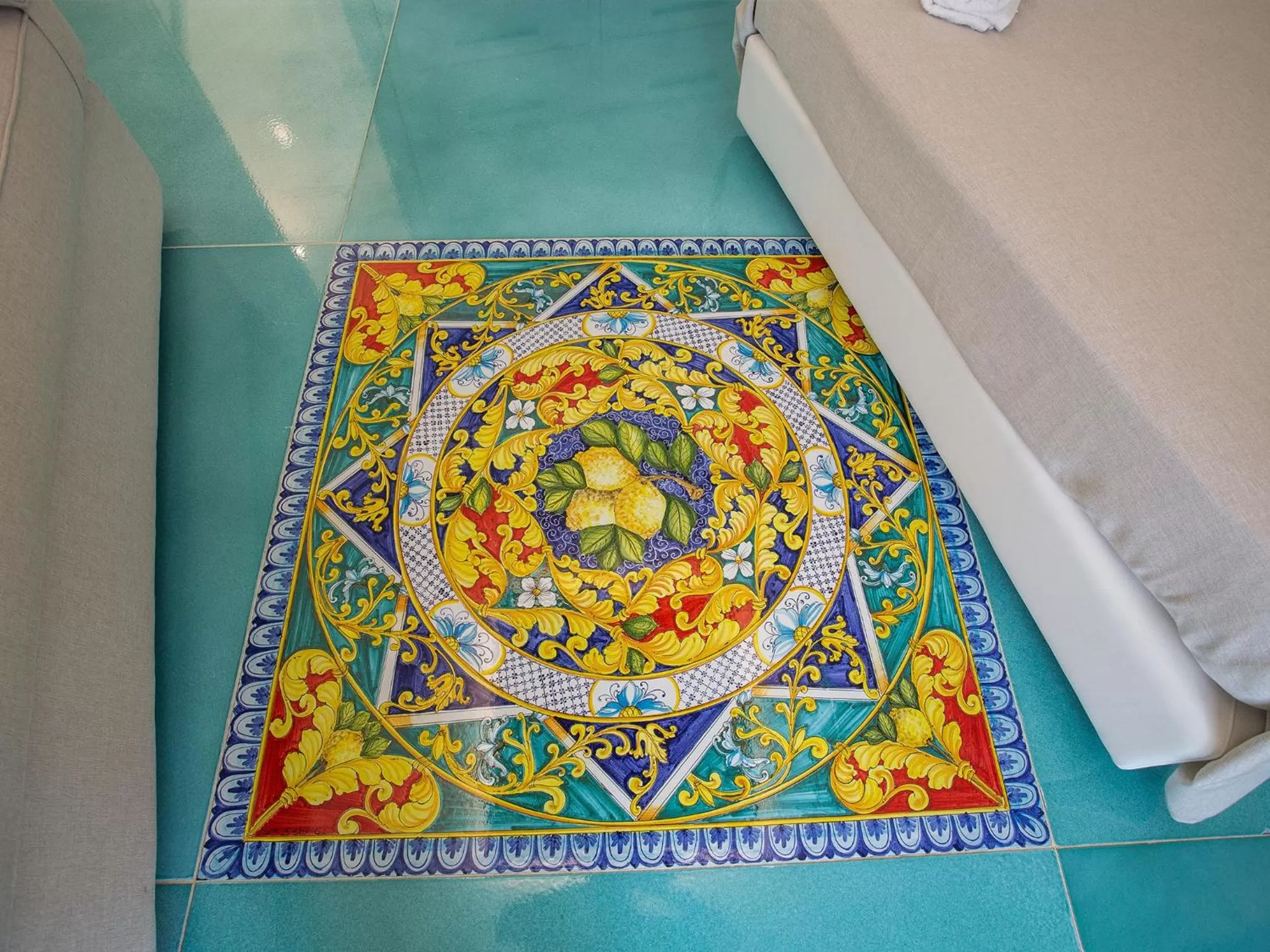 Decorative detail in Tra Le Braccia di Morfeo