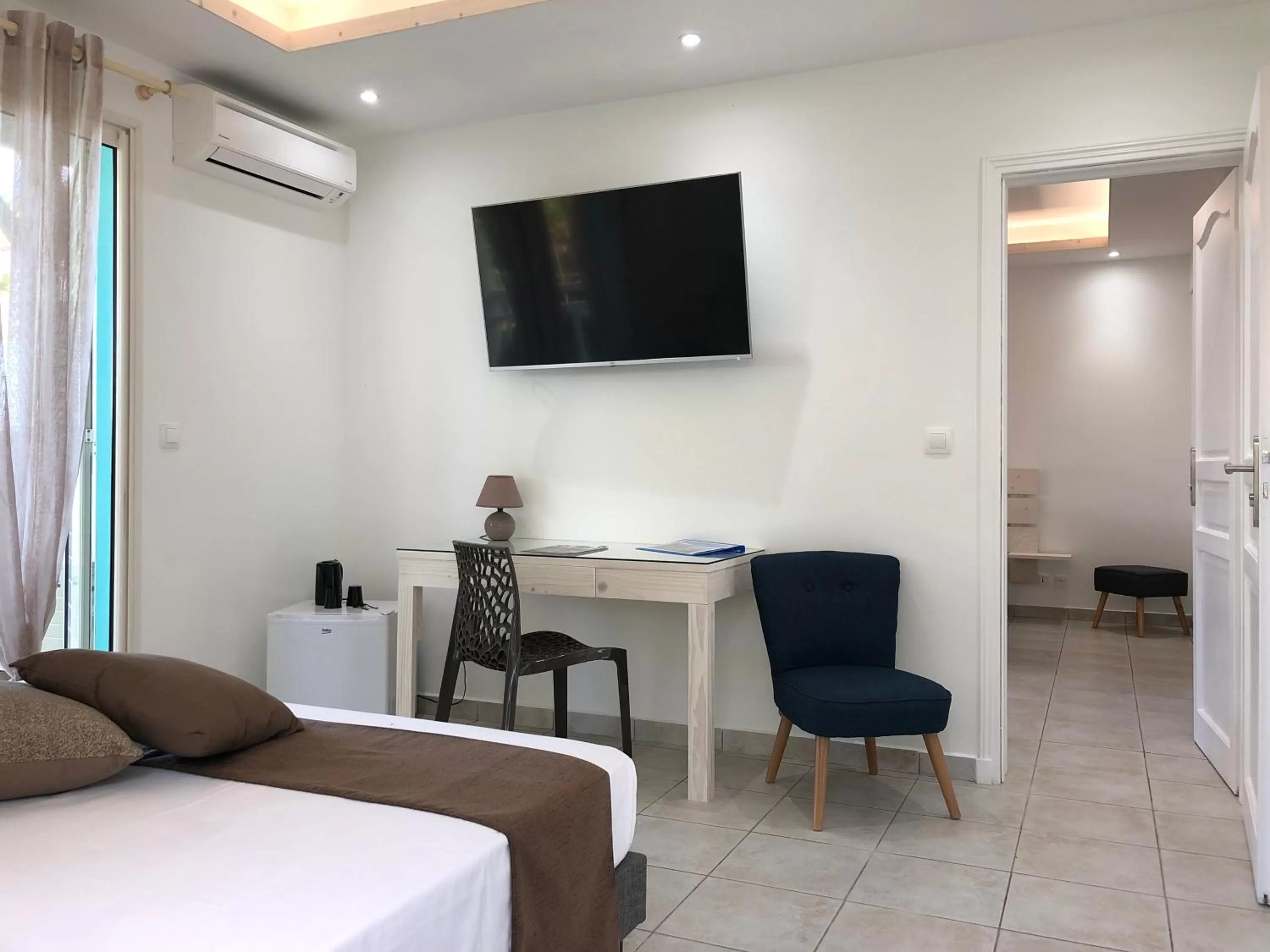 Bed, TV/Entertainment Center in Hôtel La Christophine