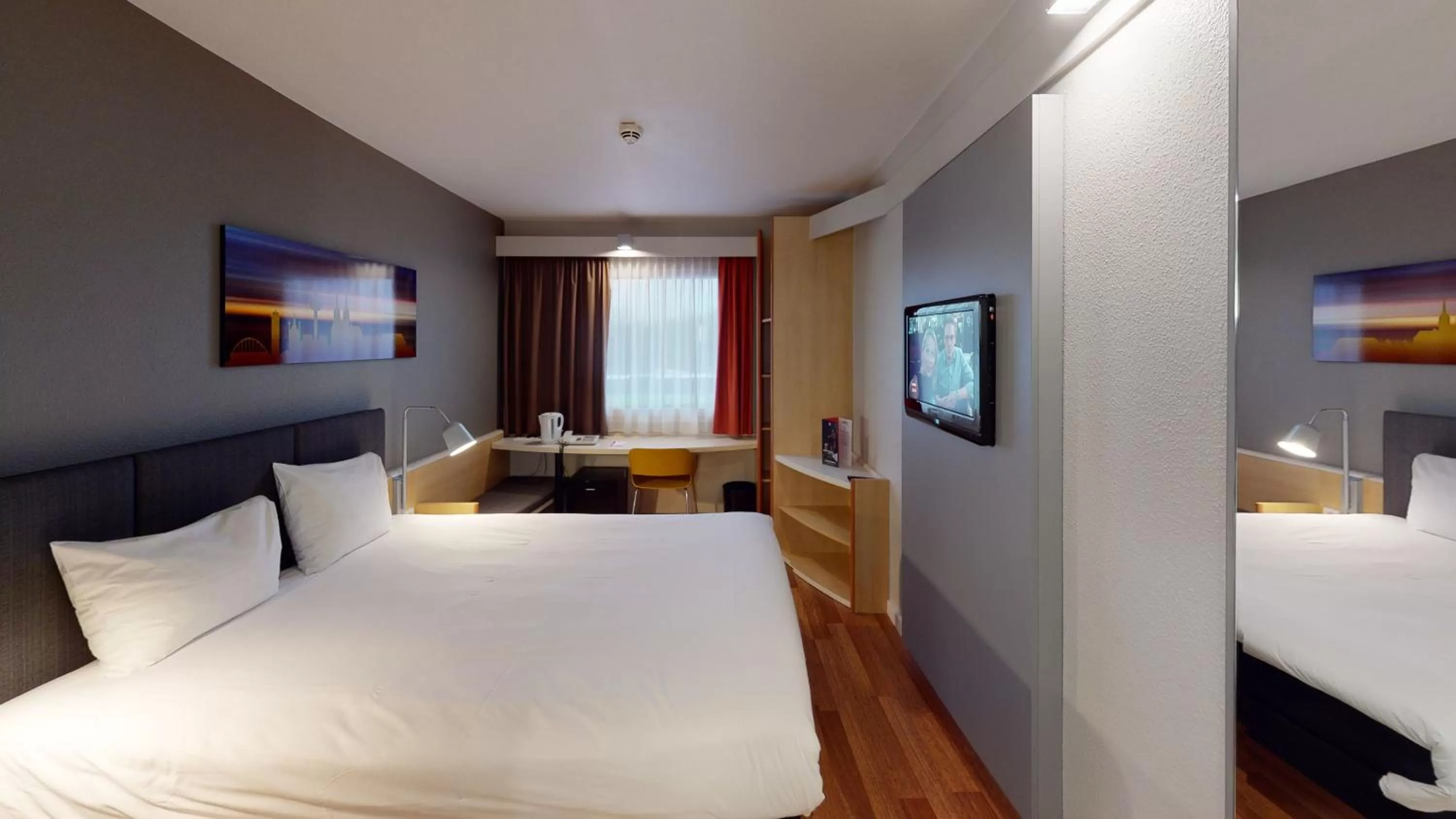 Bed in ibis Hotel Köln Airport