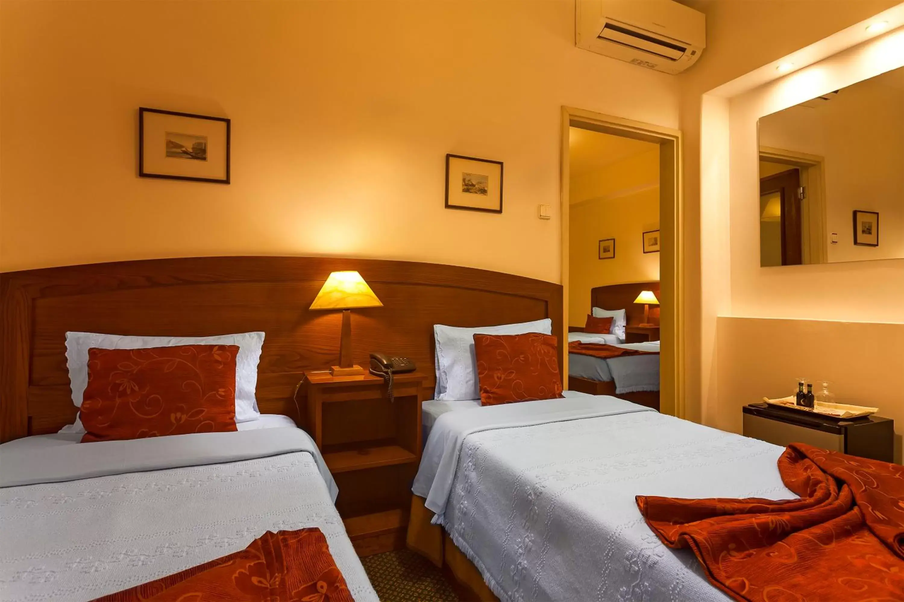 Quadruple Room in Vera Cruz Porto Downtown Hotel Quadruple Room in Vera Cruz Porto Downtown Hotel