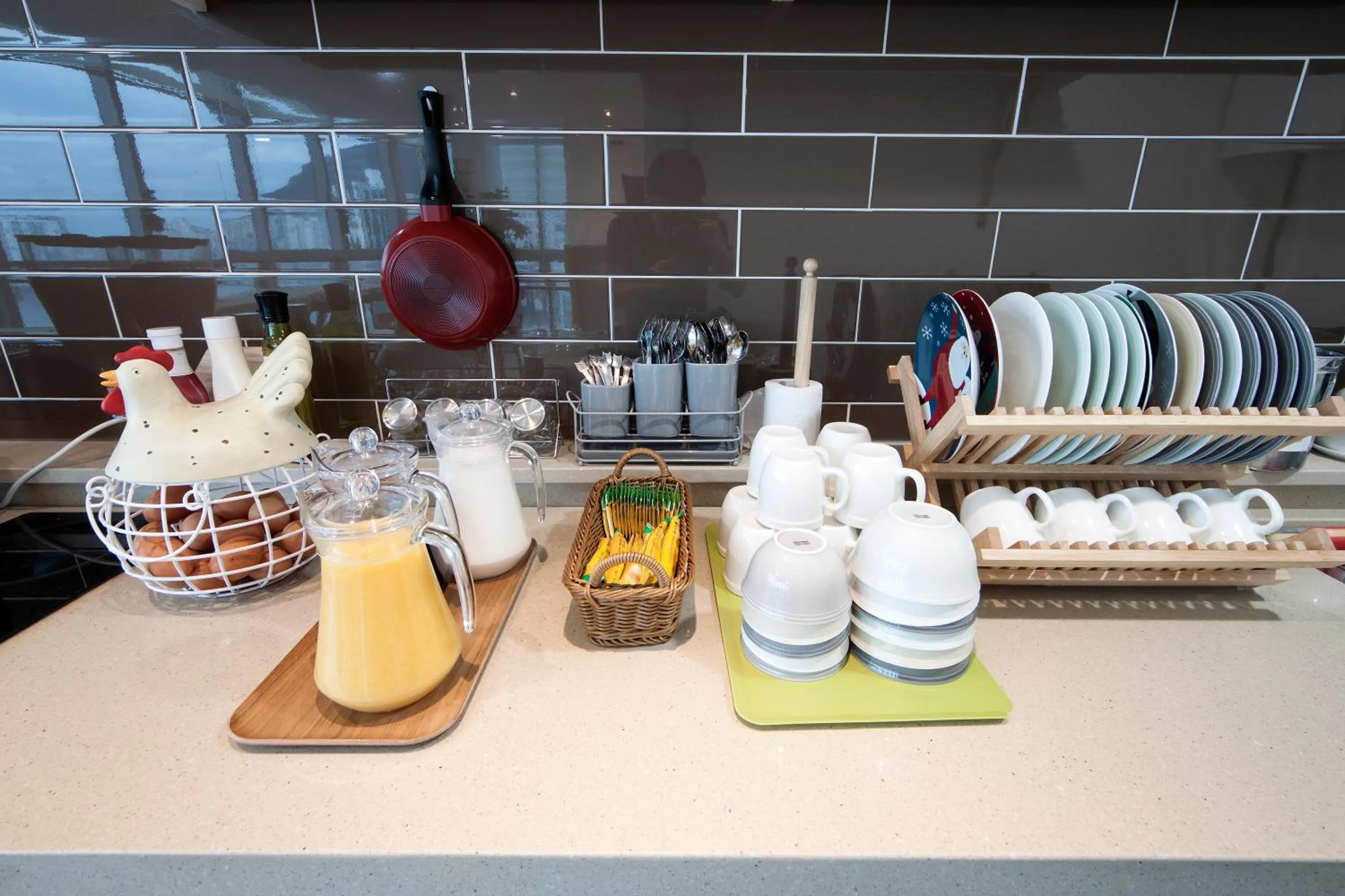 Food and drinks in K-Guesthouse Premium Nampo 1