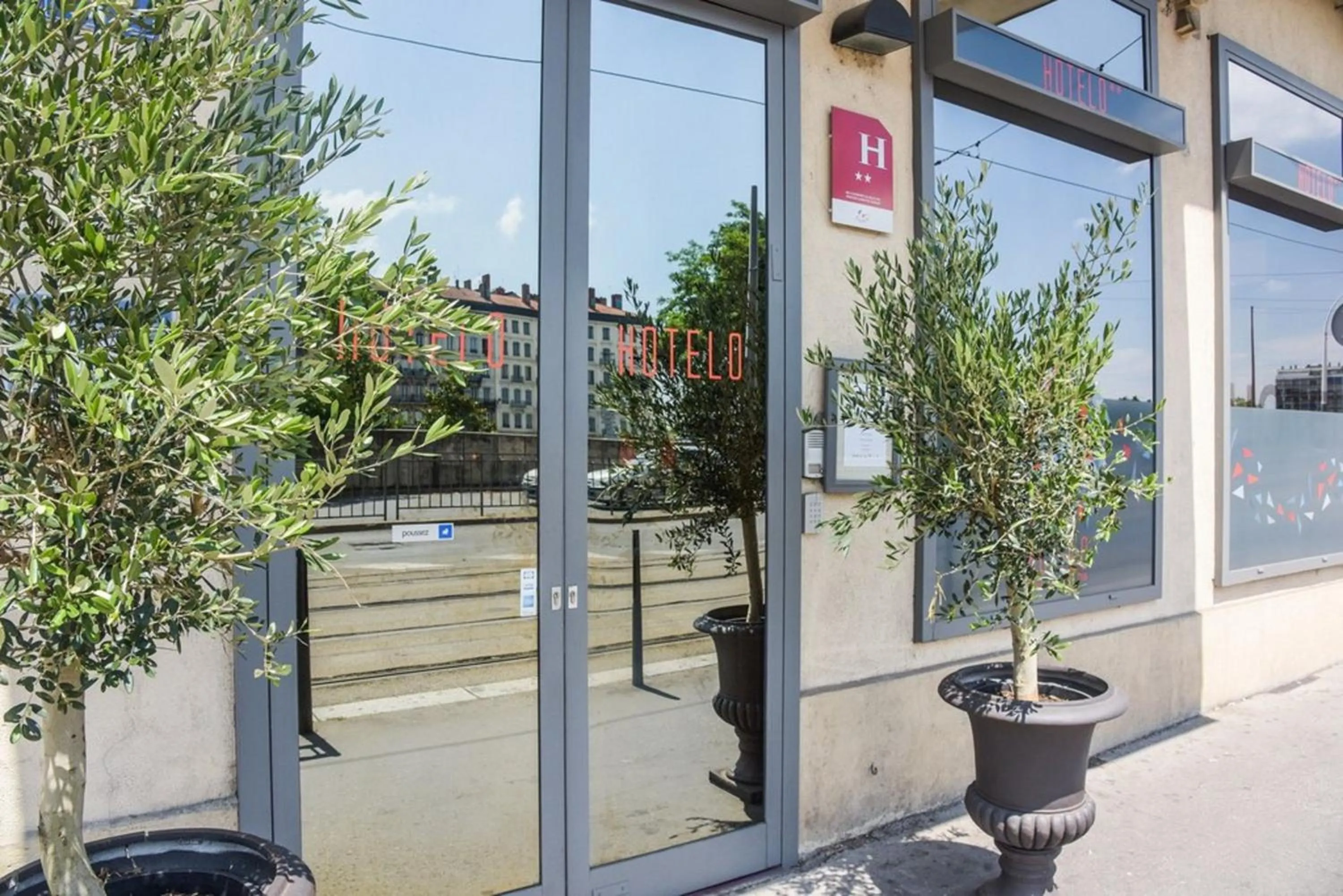 Facade/entrance in Hotelo Lyon Charité
