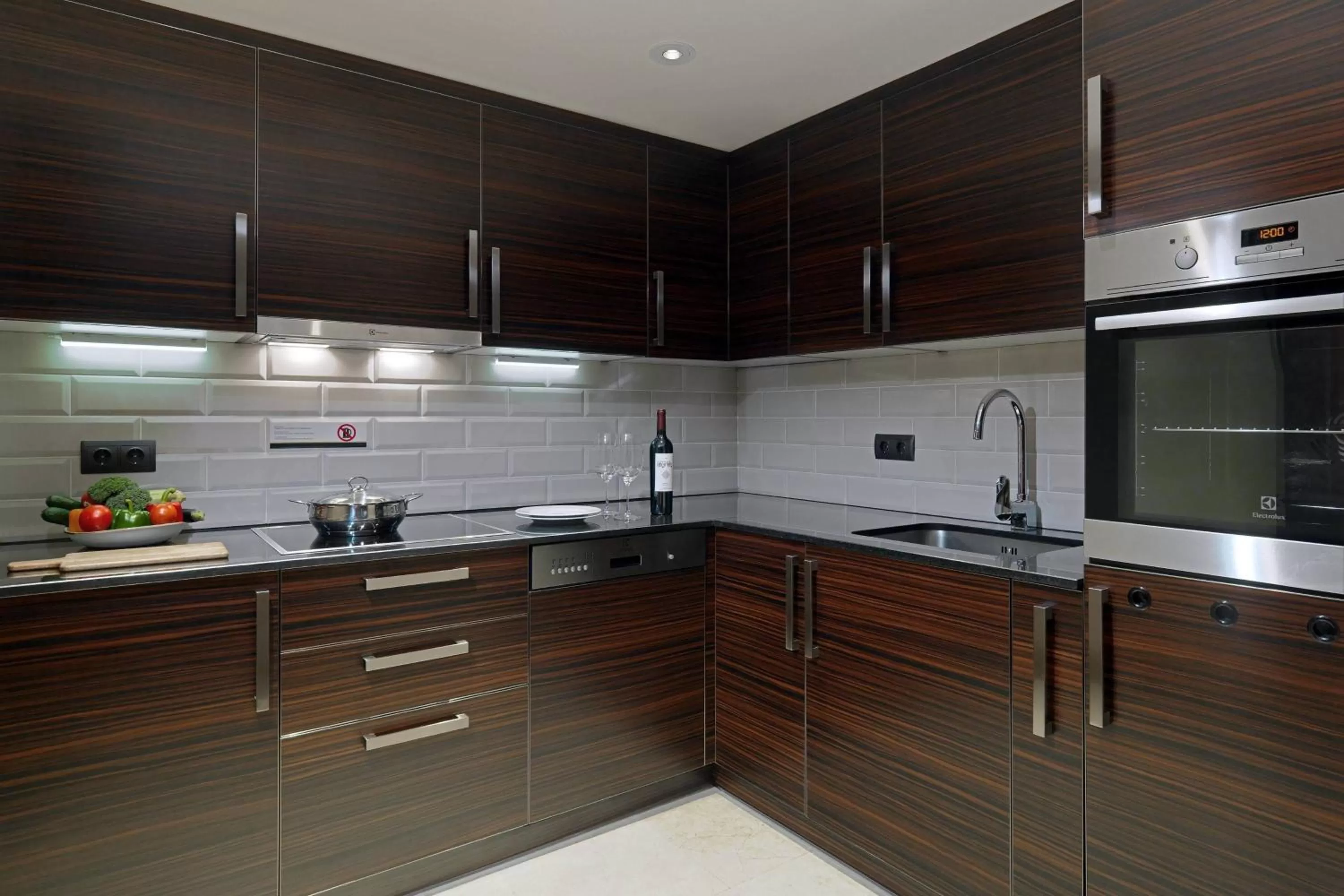 Kitchen or kitchenette in Armenia Marriott Hotel Yerevan