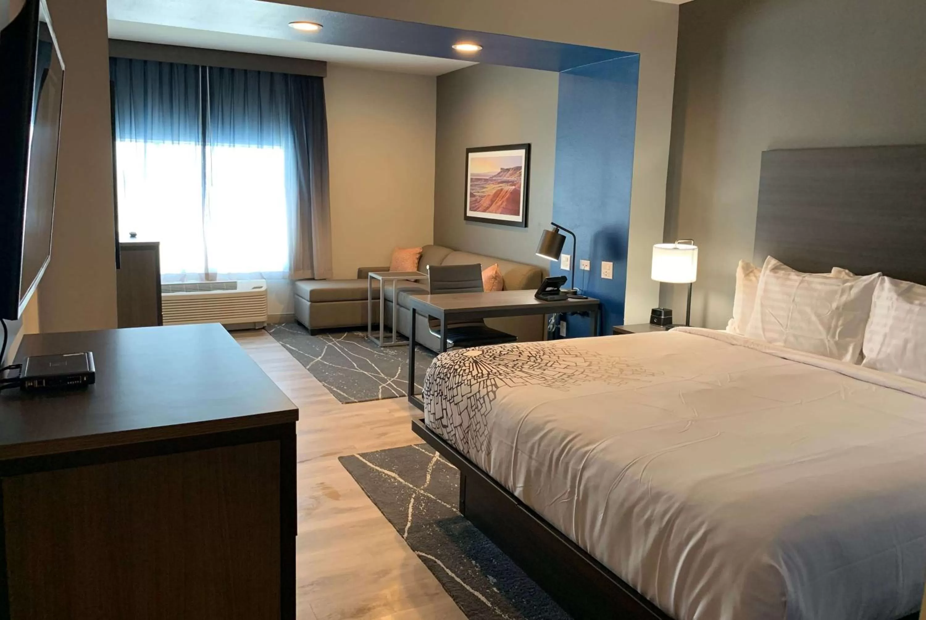 Photo of the whole room, Bed in La Quinta Inn & Suites by Wyndham Holbrook Petrified Forest