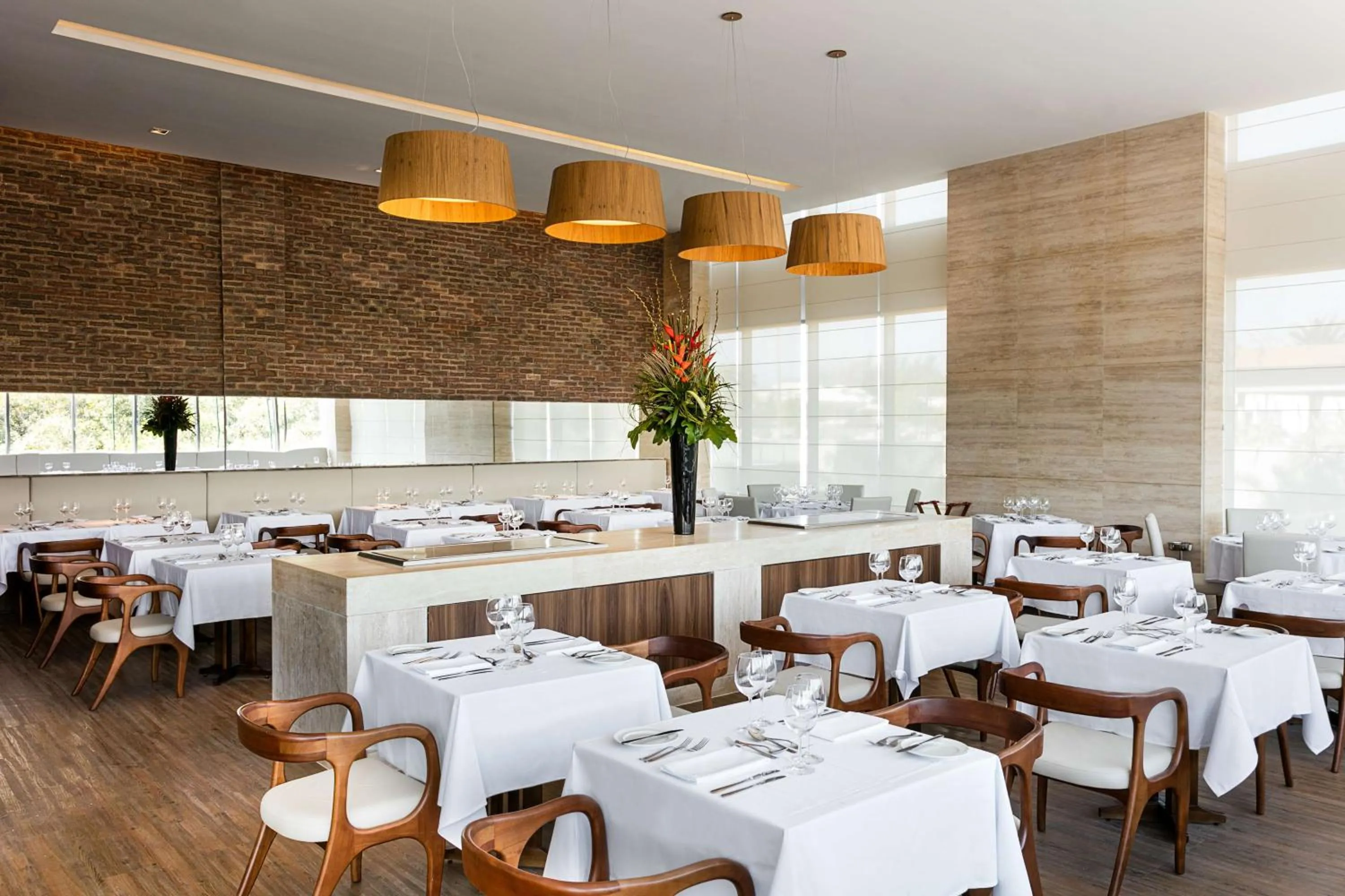 Restaurant/places to eat in Square Design Hotel