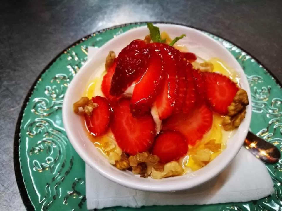 Restaurant/places to eat, Food in Platoni Elite