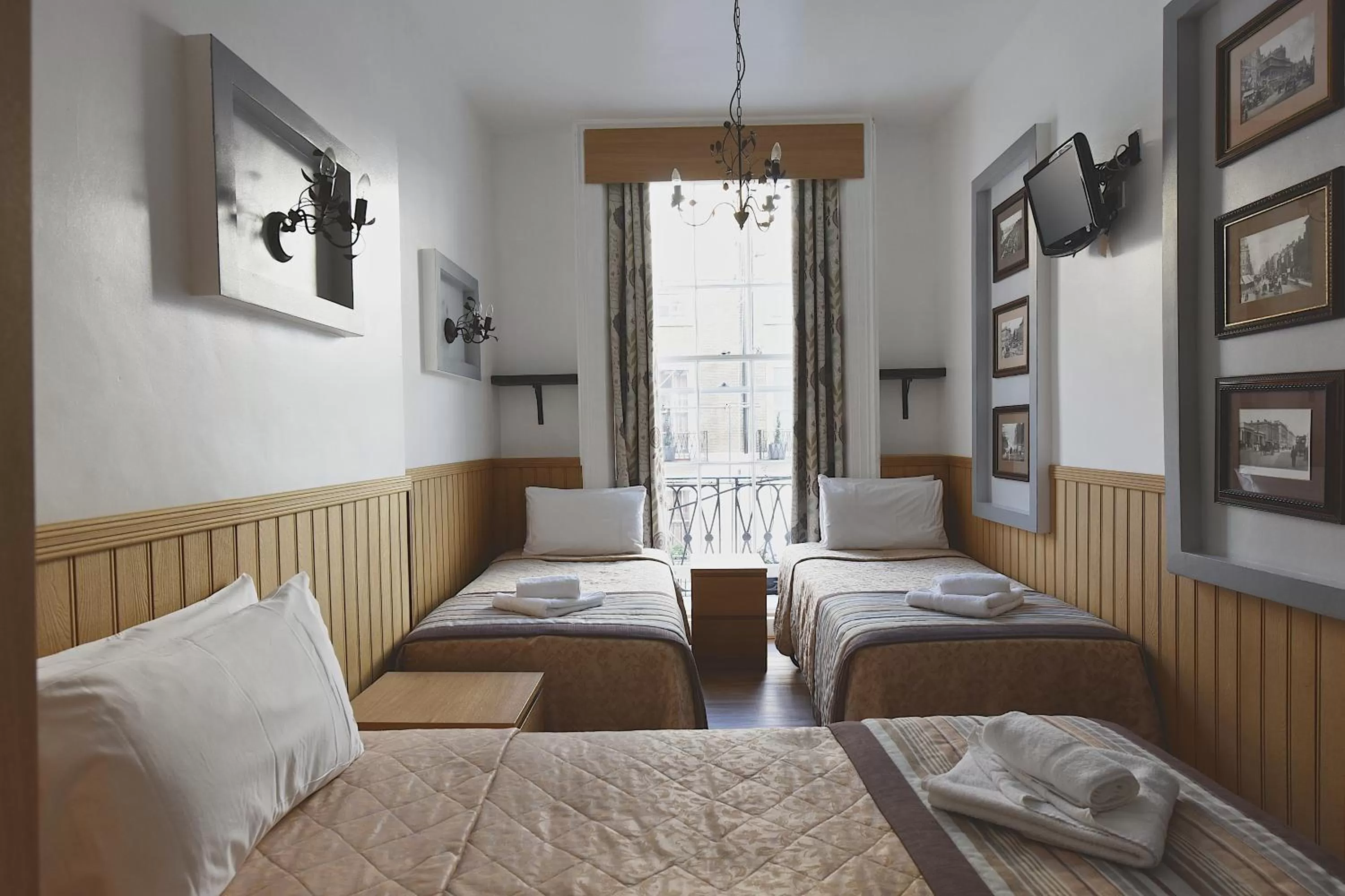 Day, Bed in Linden House Hotel