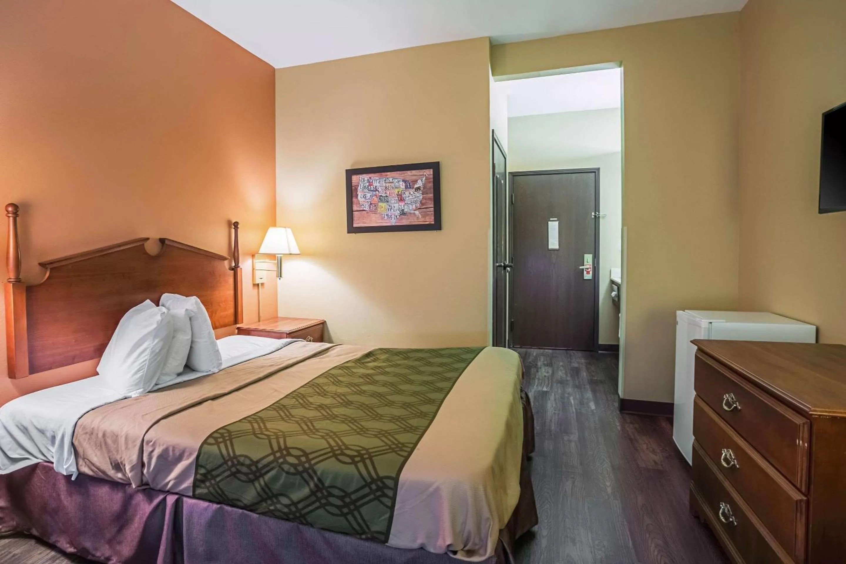 Photo of the whole room, Bed in Econo Lodge Inn & Suites Ripley