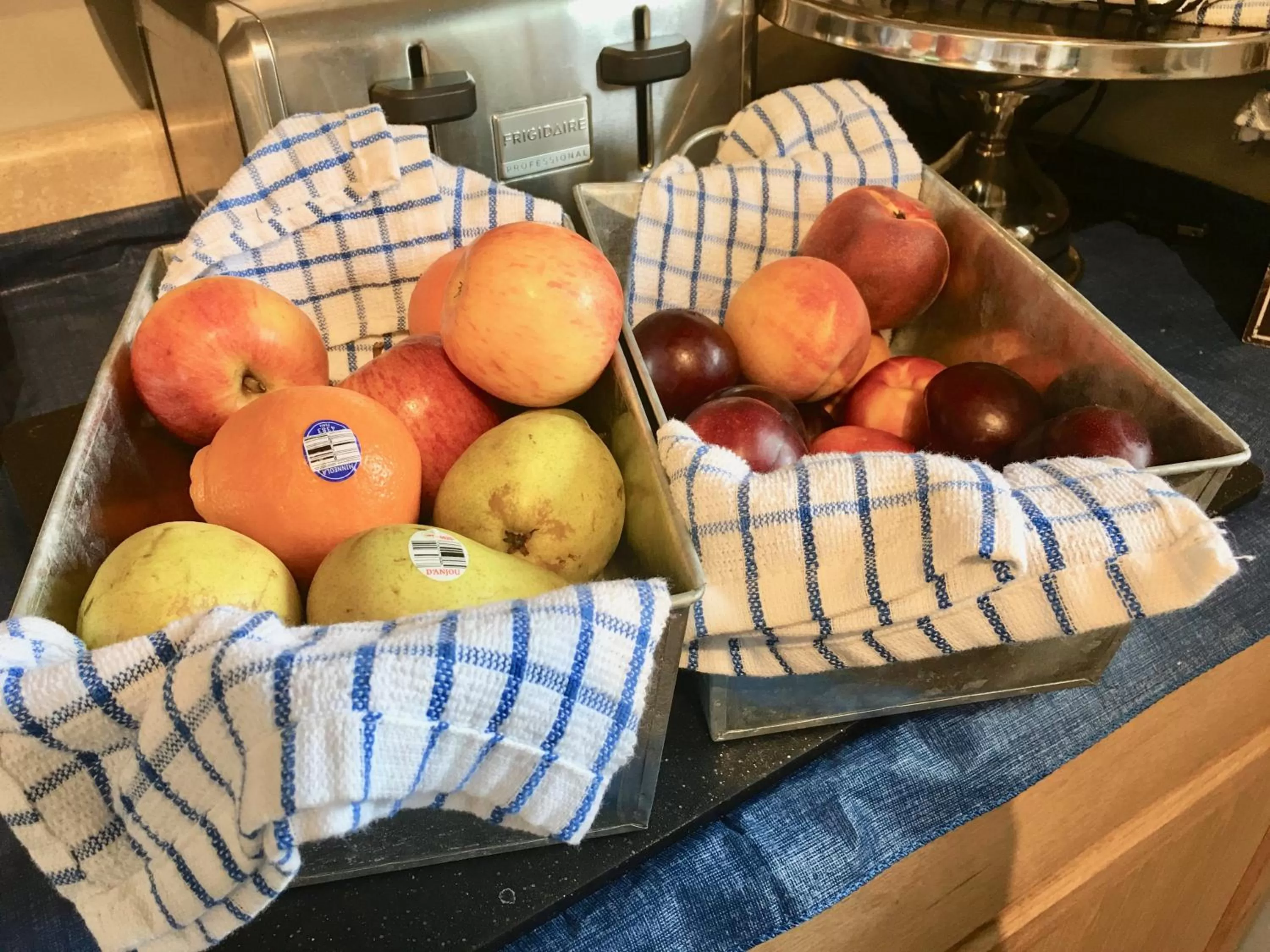 Breakfast in Shorewood Inn