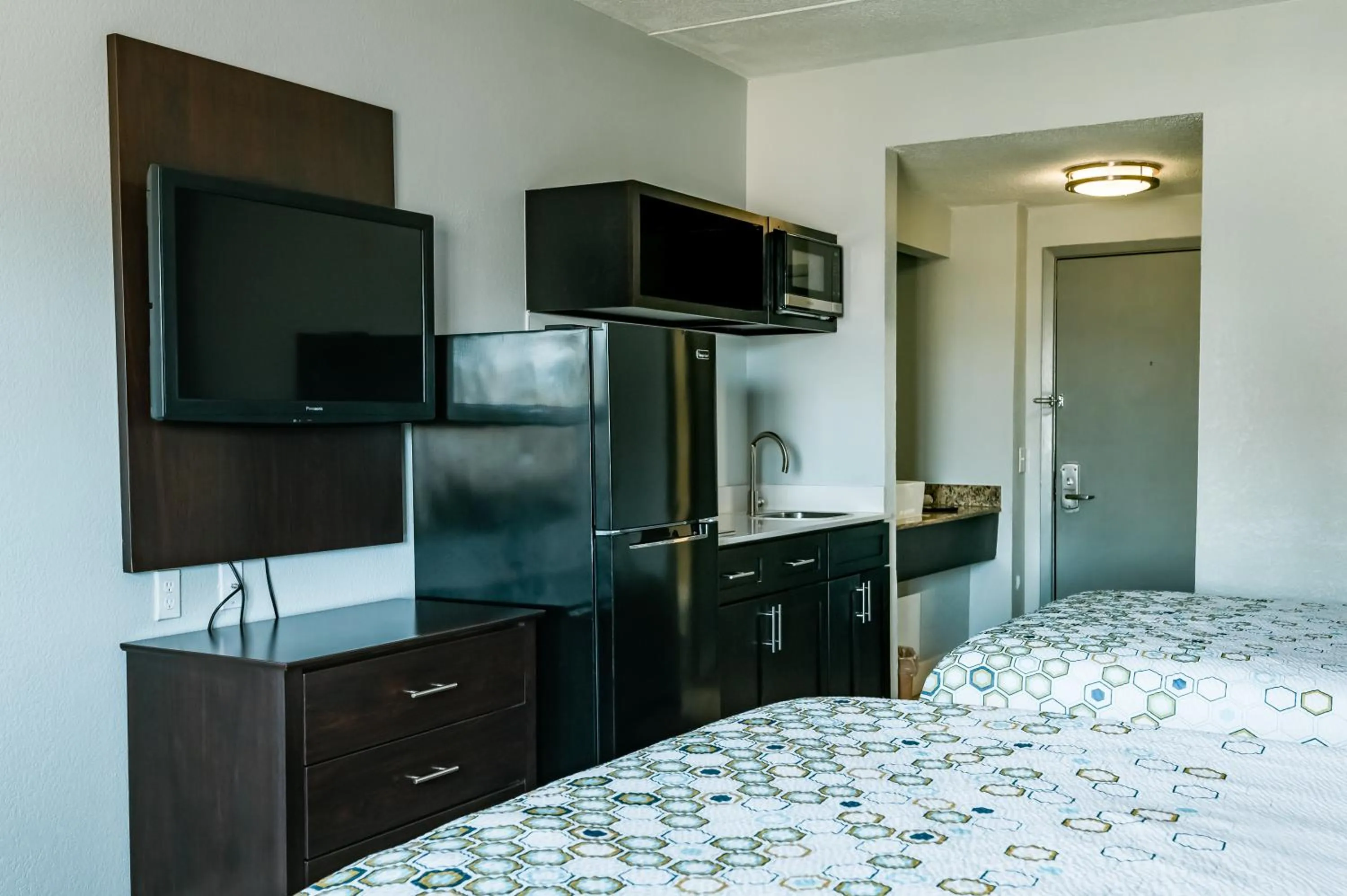 TV and multimedia, Bed in HomeTowne Studios by Red Roof San Antonio - SeaWorld Northwest