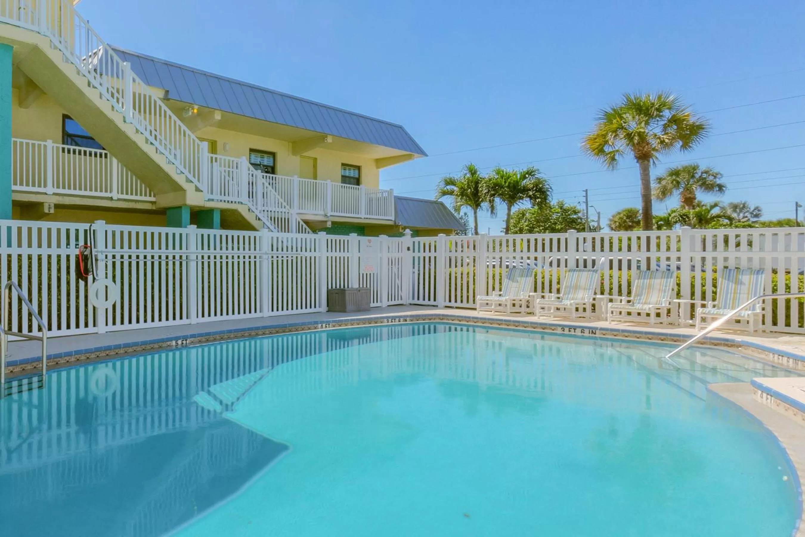 Swimming pool in Tuckaway Shores Resort