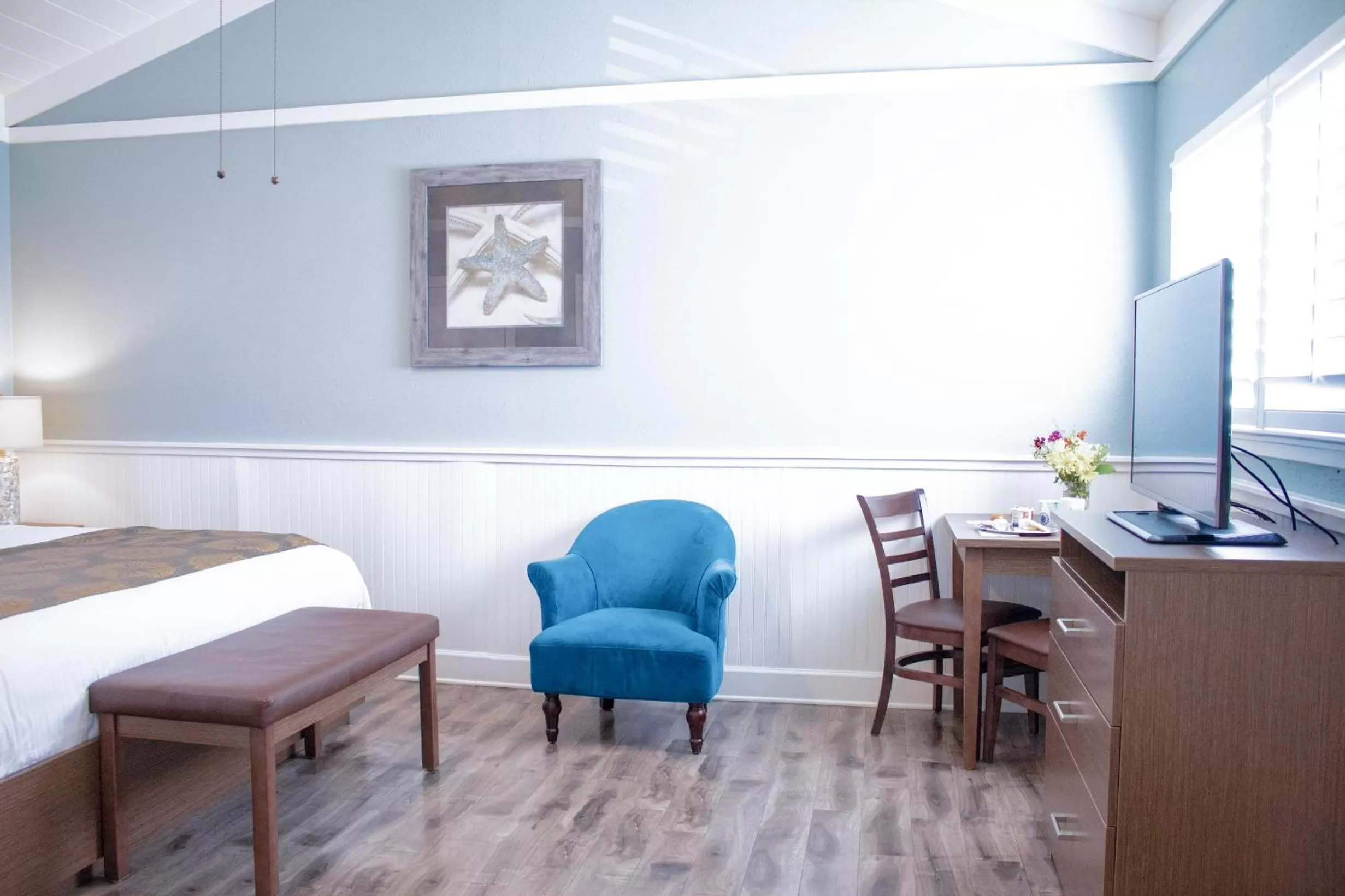 TV and multimedia in Ocean Echo Inn & Beach Cottages