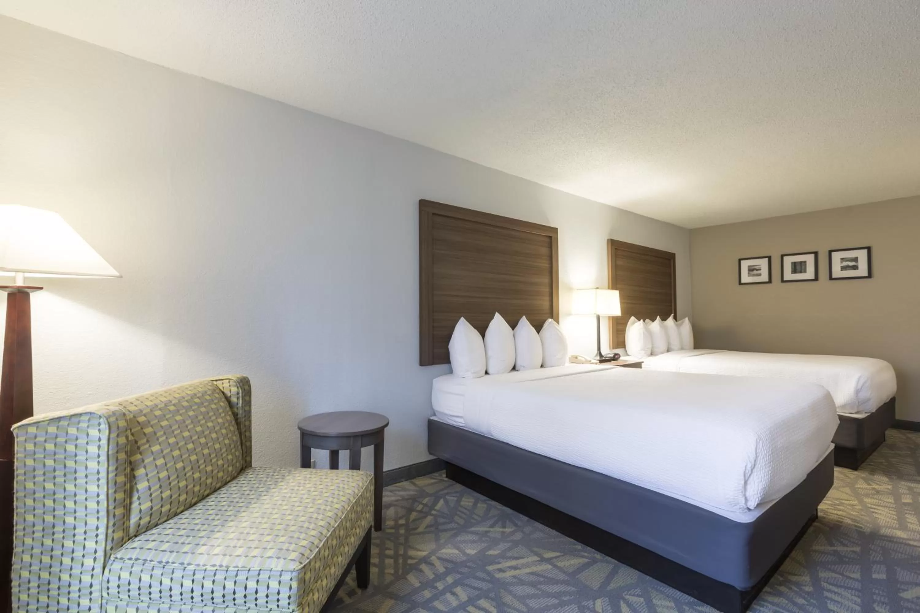 Bedroom, Bed in Country Inn & Suites by Radisson Asheville Downtown Tunnel Road