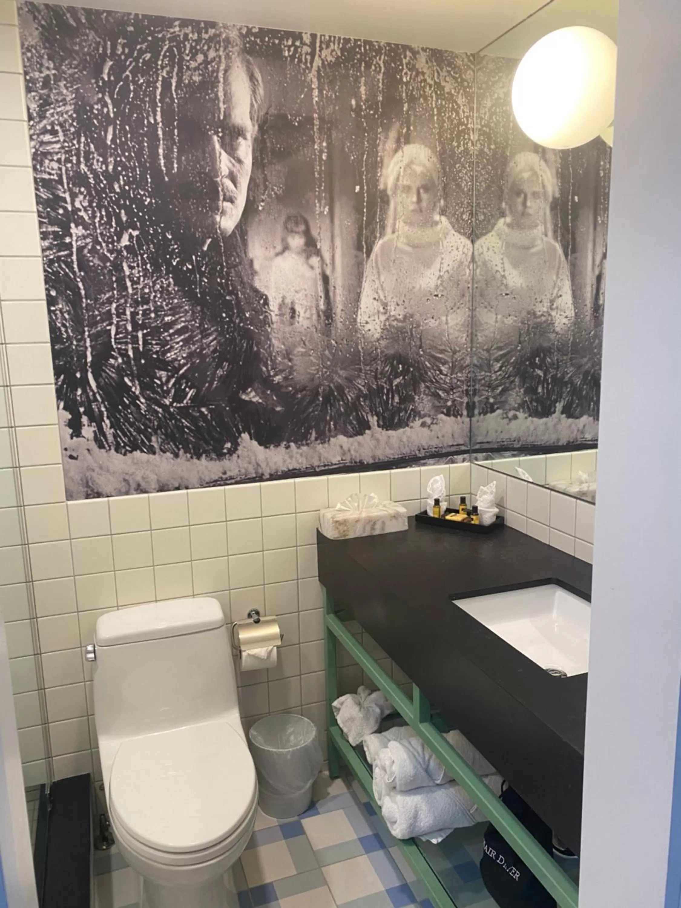 Toilet in The Hollywood Franklin Hotel near Universal Studios