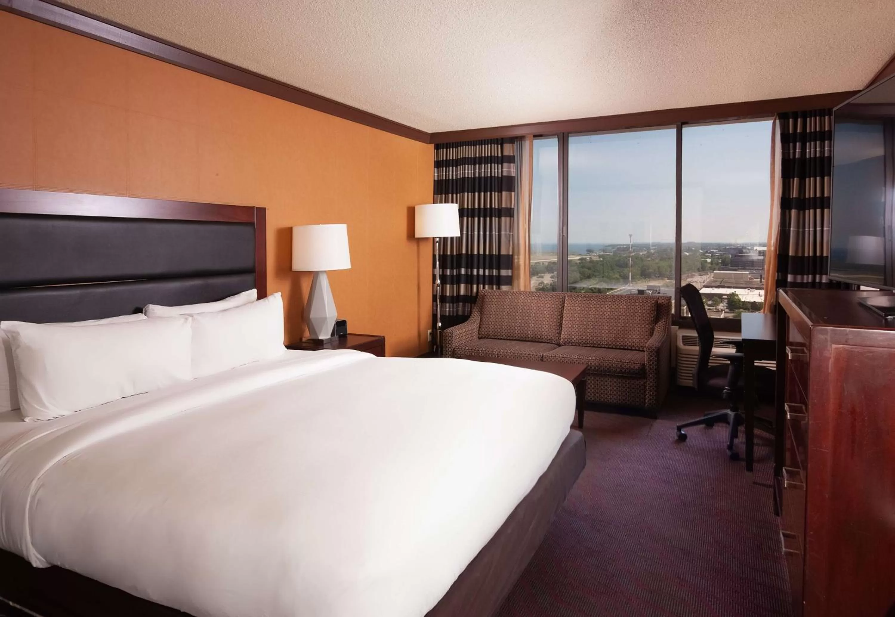 Bedroom, Bed in DoubleTree by Hilton Hotel Cleveland Downtown - Lakeside