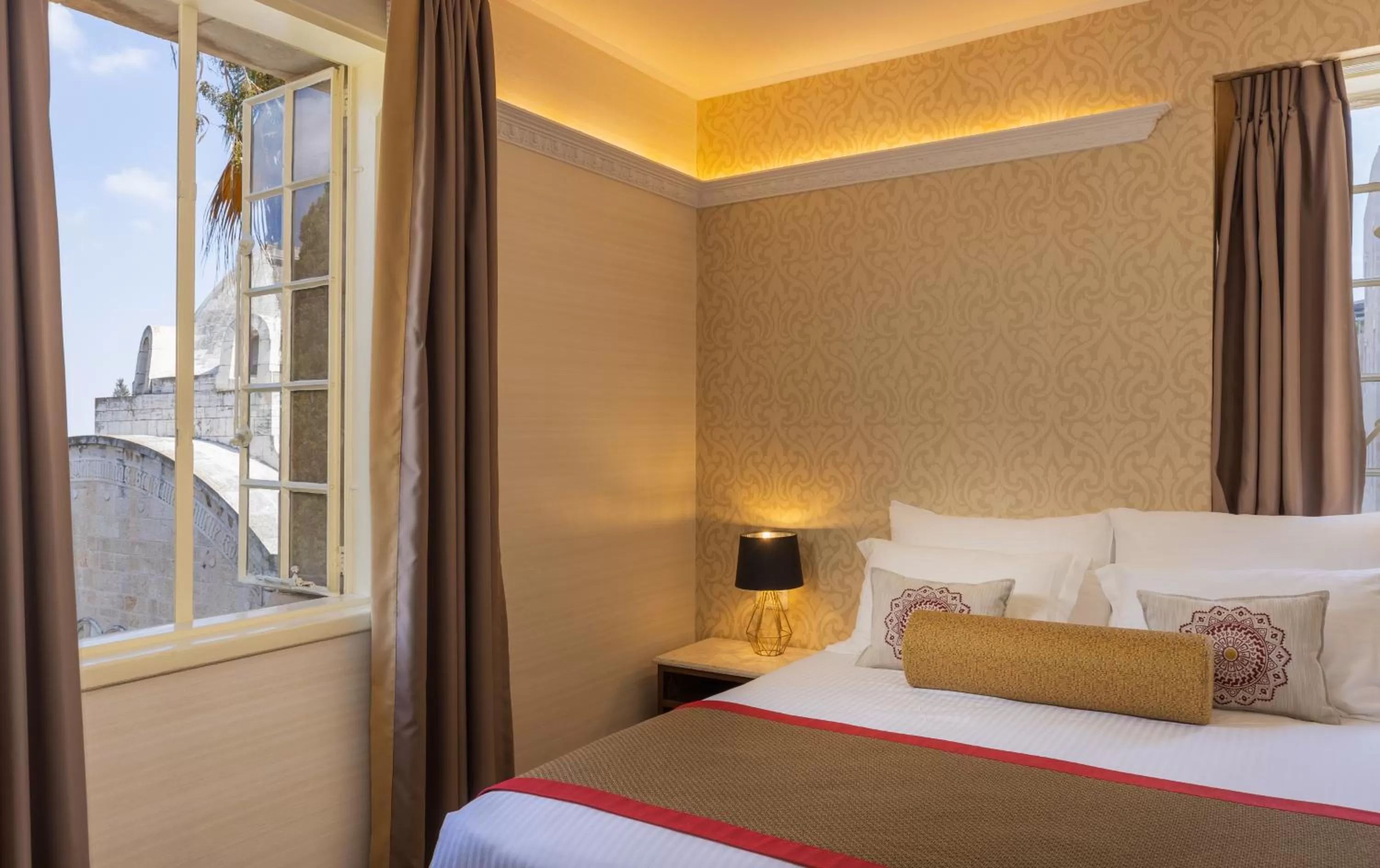 Bed in YMCA Three Arches Hotel