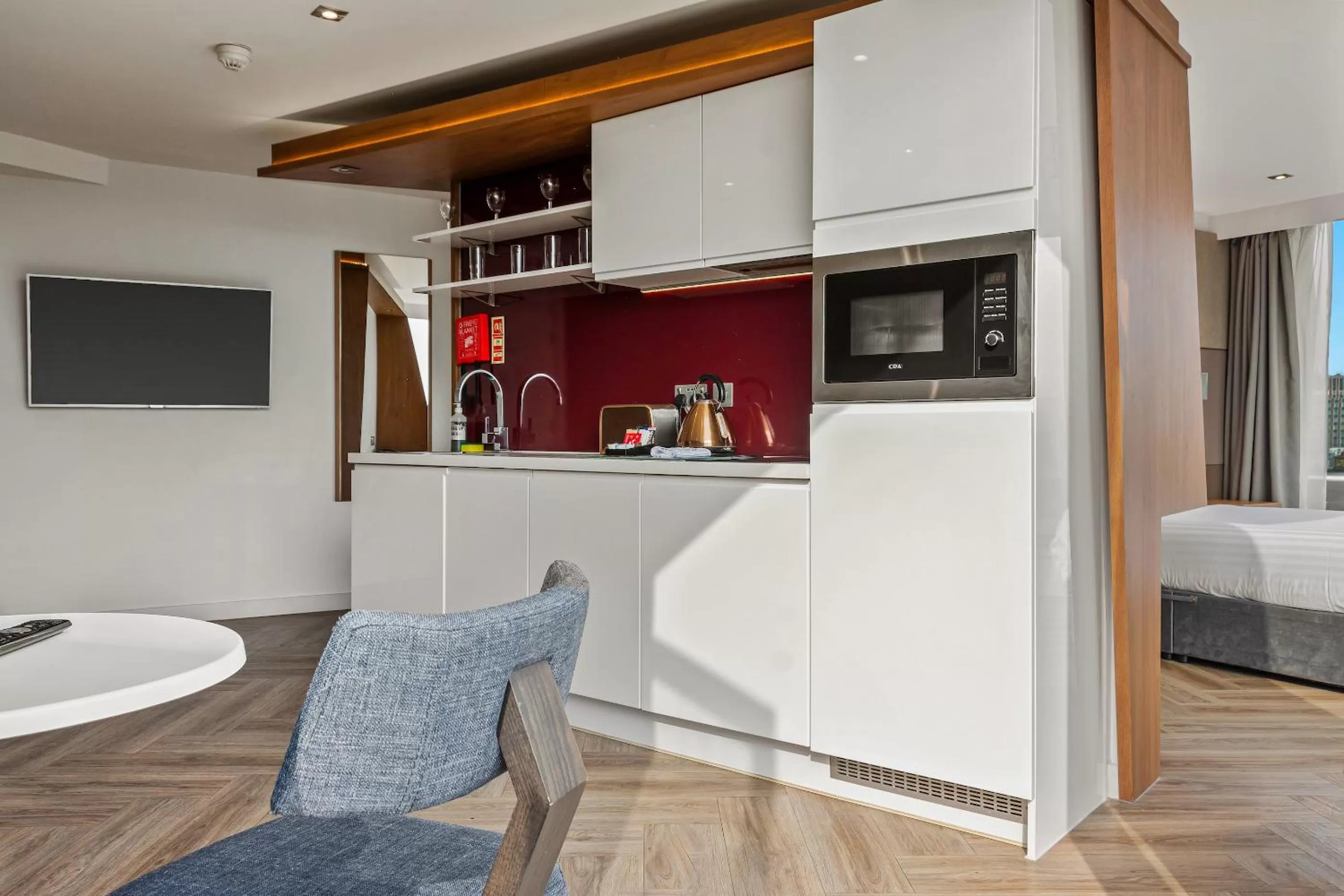 Kitchen or kitchenette, Bed in Roomzzz London Stratford