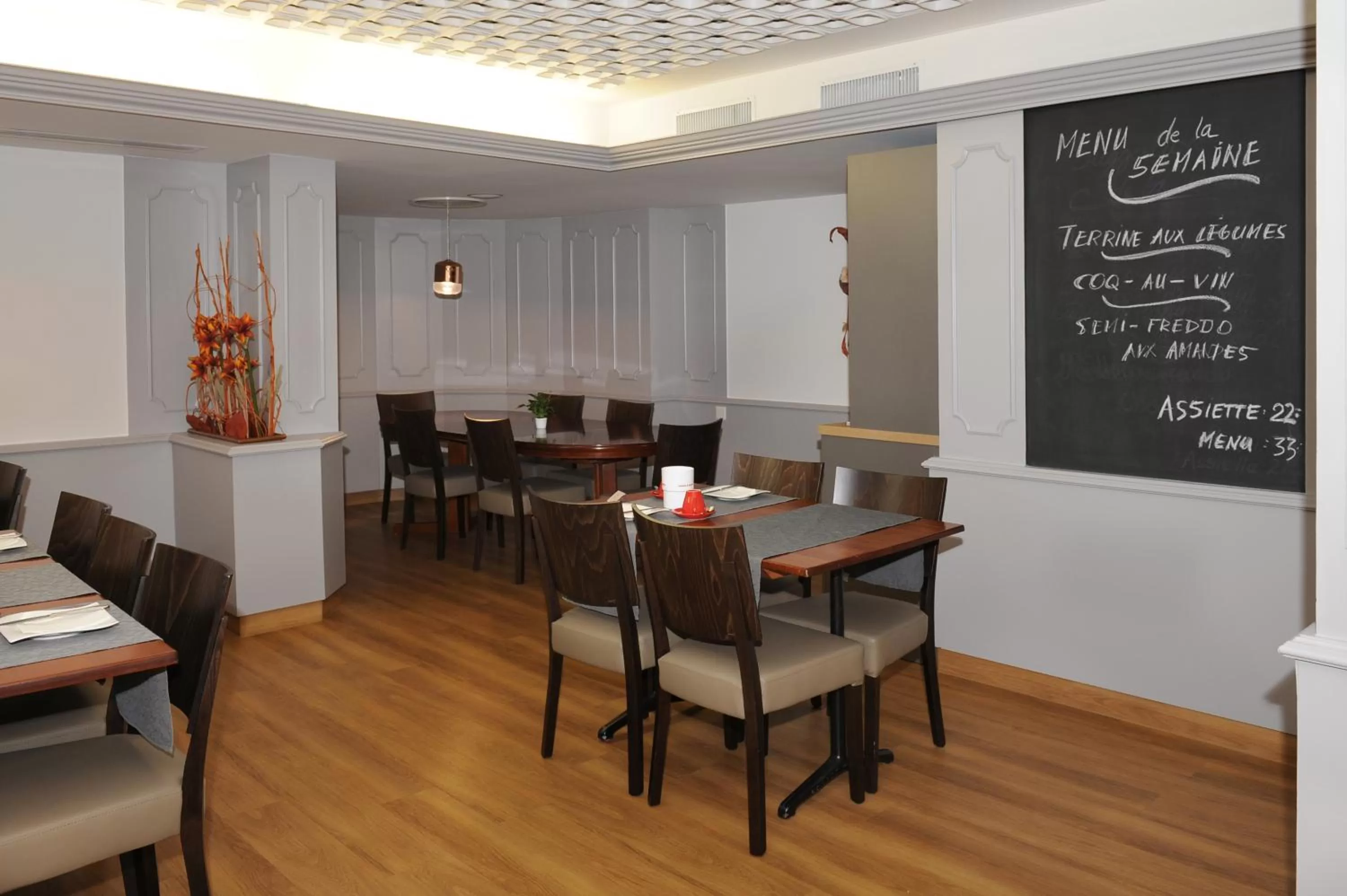Dining area in La Dent-du-Midi Hôtel & Restaurant