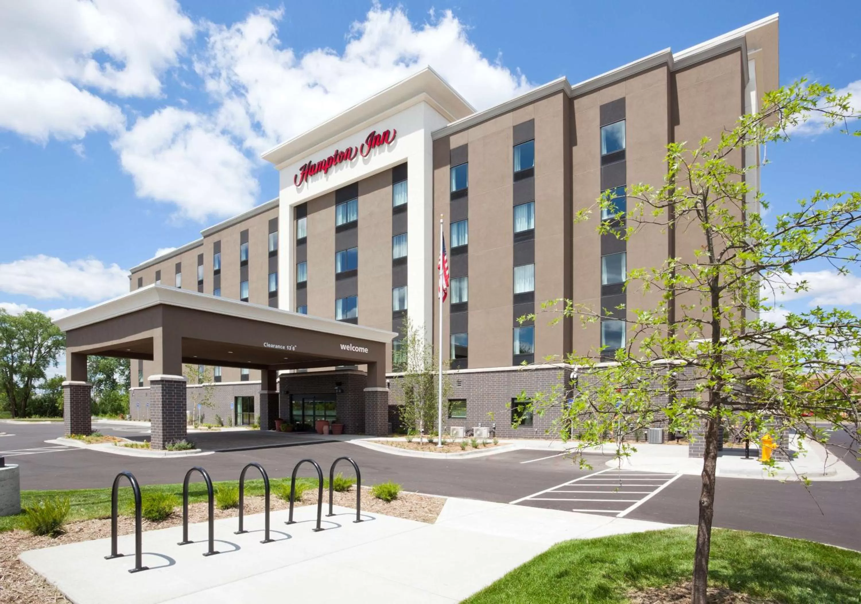 Property building in Hampton Inn Minneapolis-Roseville,MN